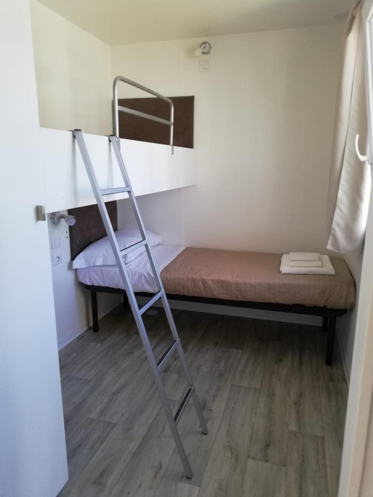 Mobile Home - Photo 5