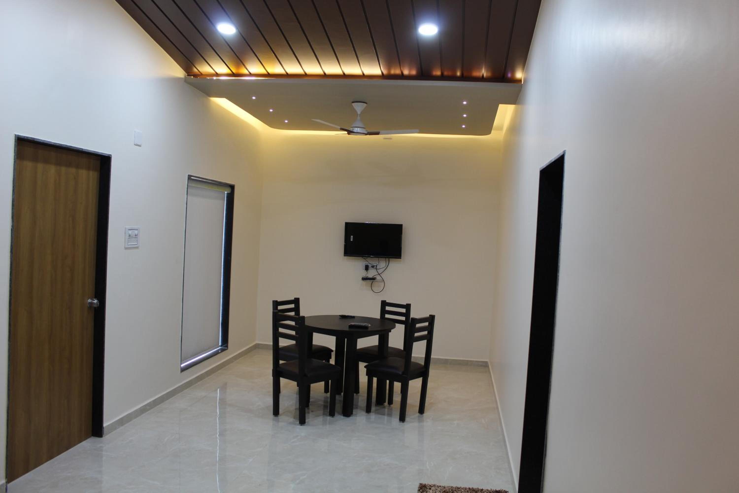 Suite - Photo 1