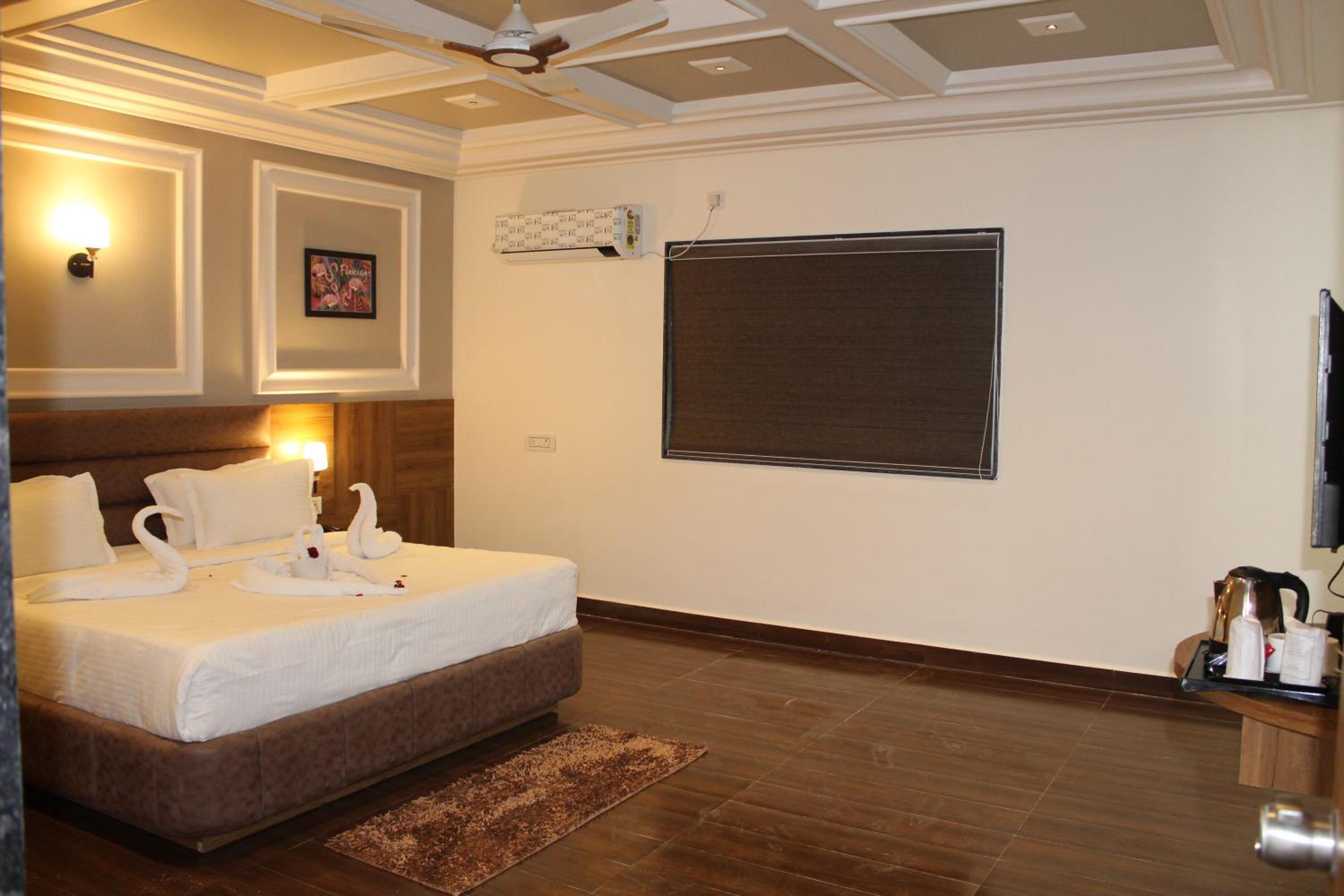 Suite - Photo 13