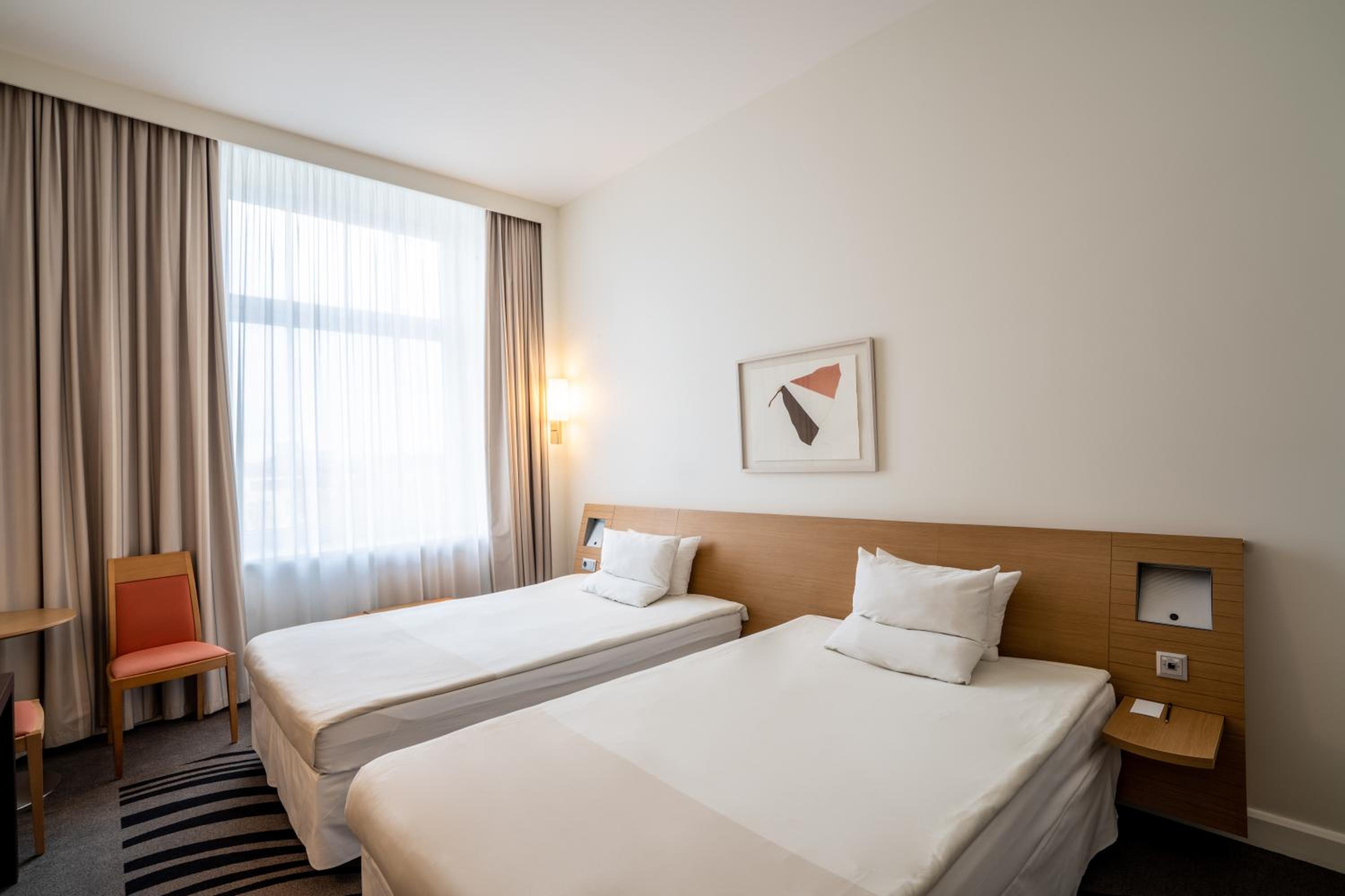 Standard Twin Room - Photo 11