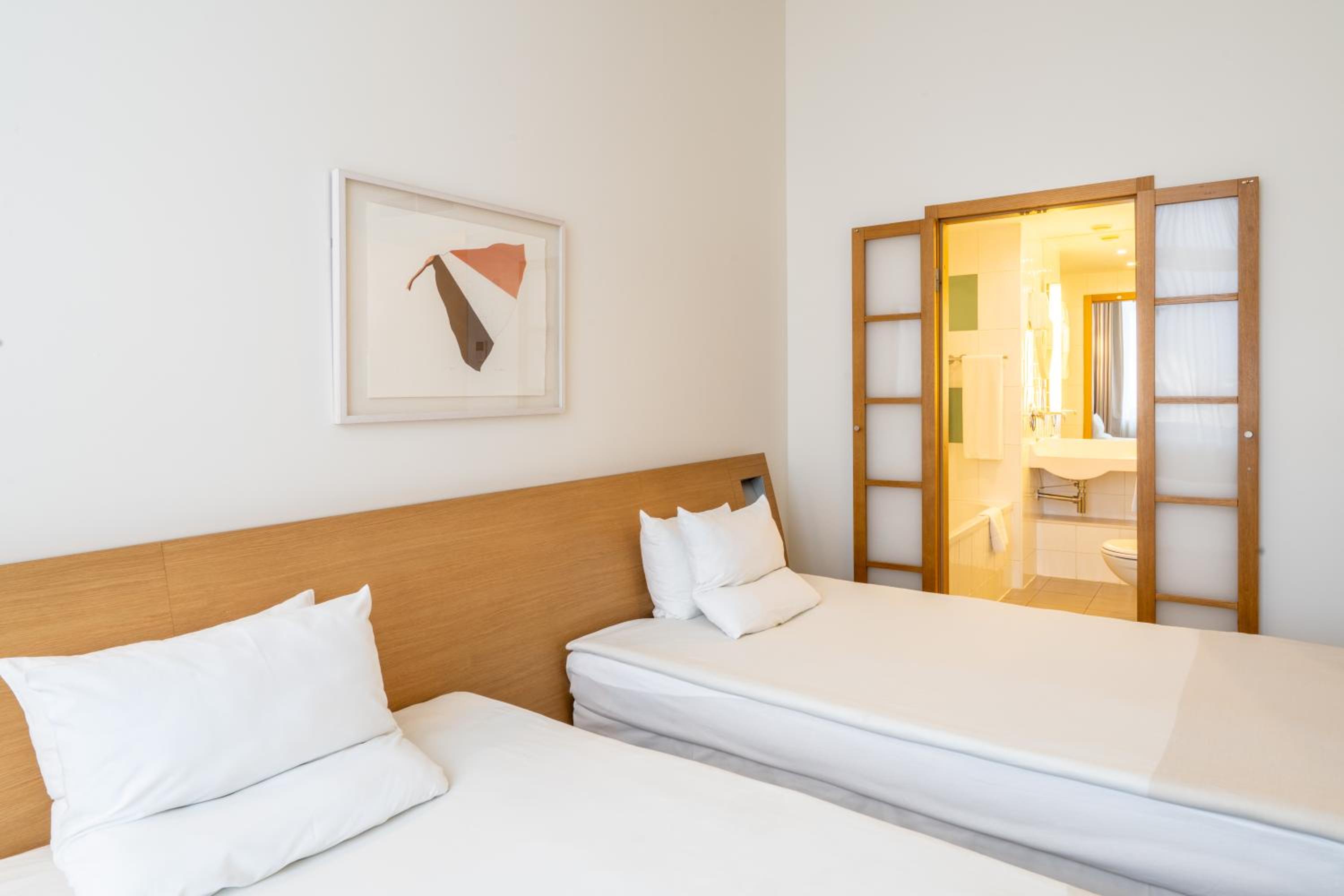 Standard Twin Room - Photo 7
