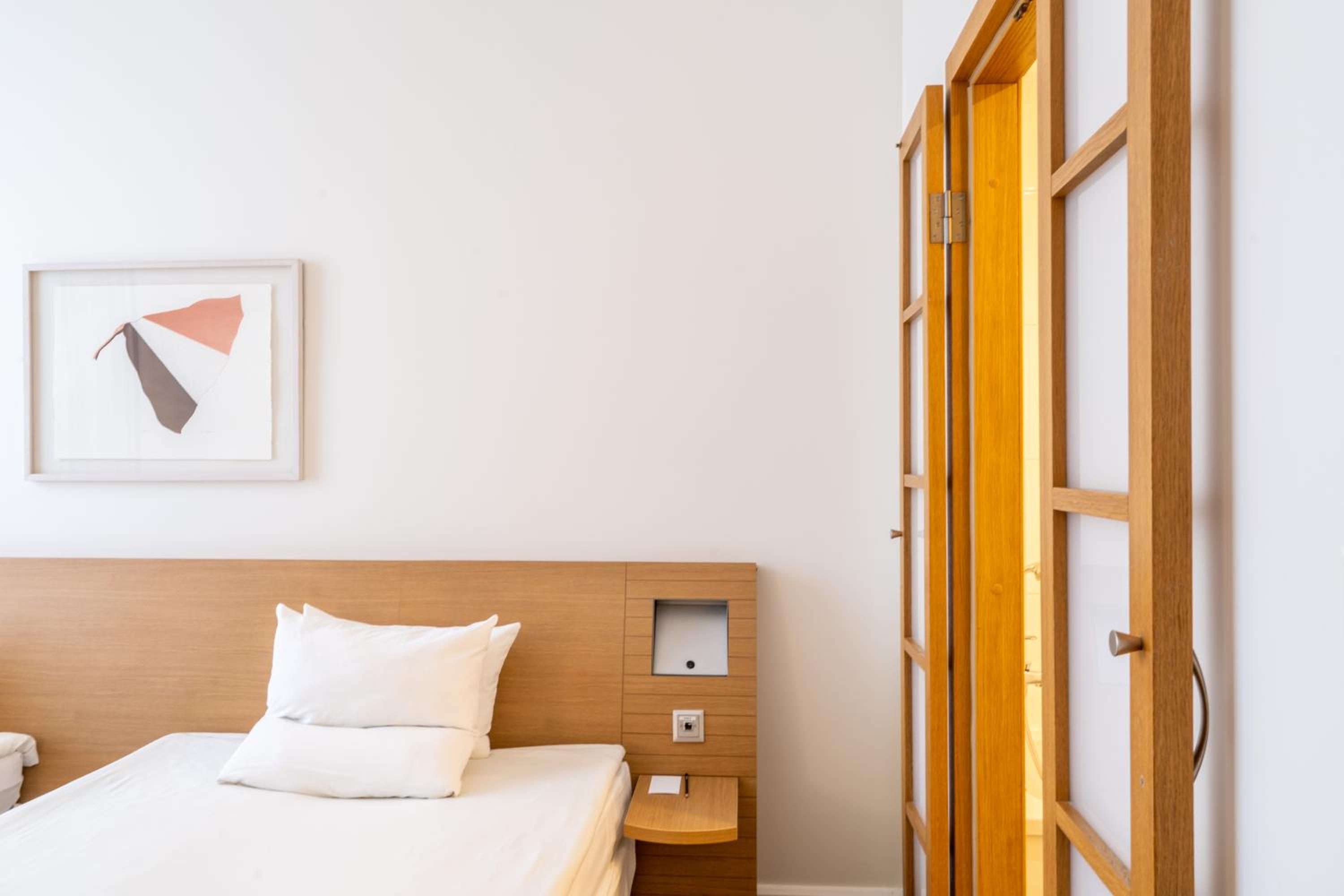 Standard Twin Room - Photo 9