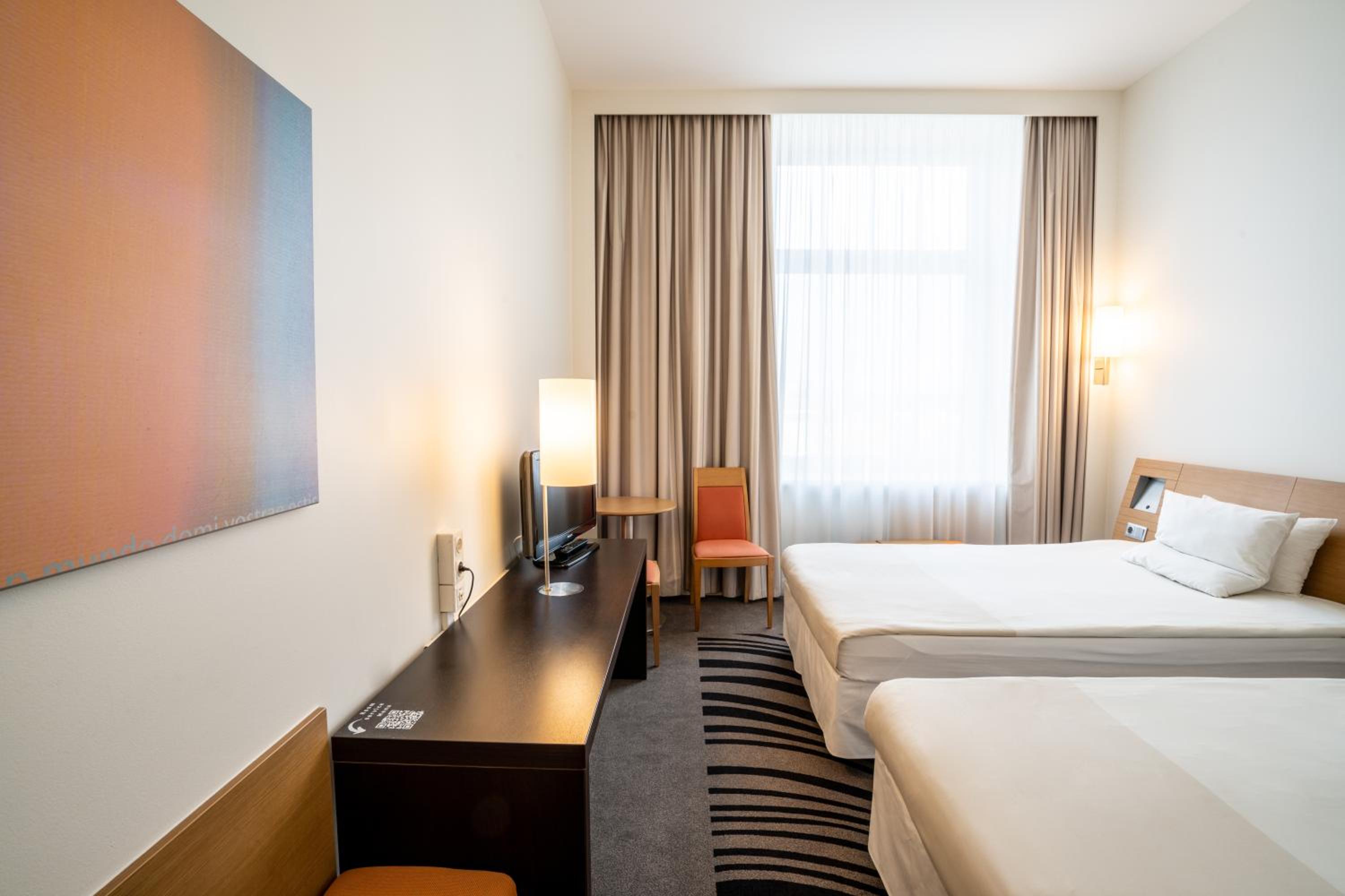 Standard Twin Room - Photo 6