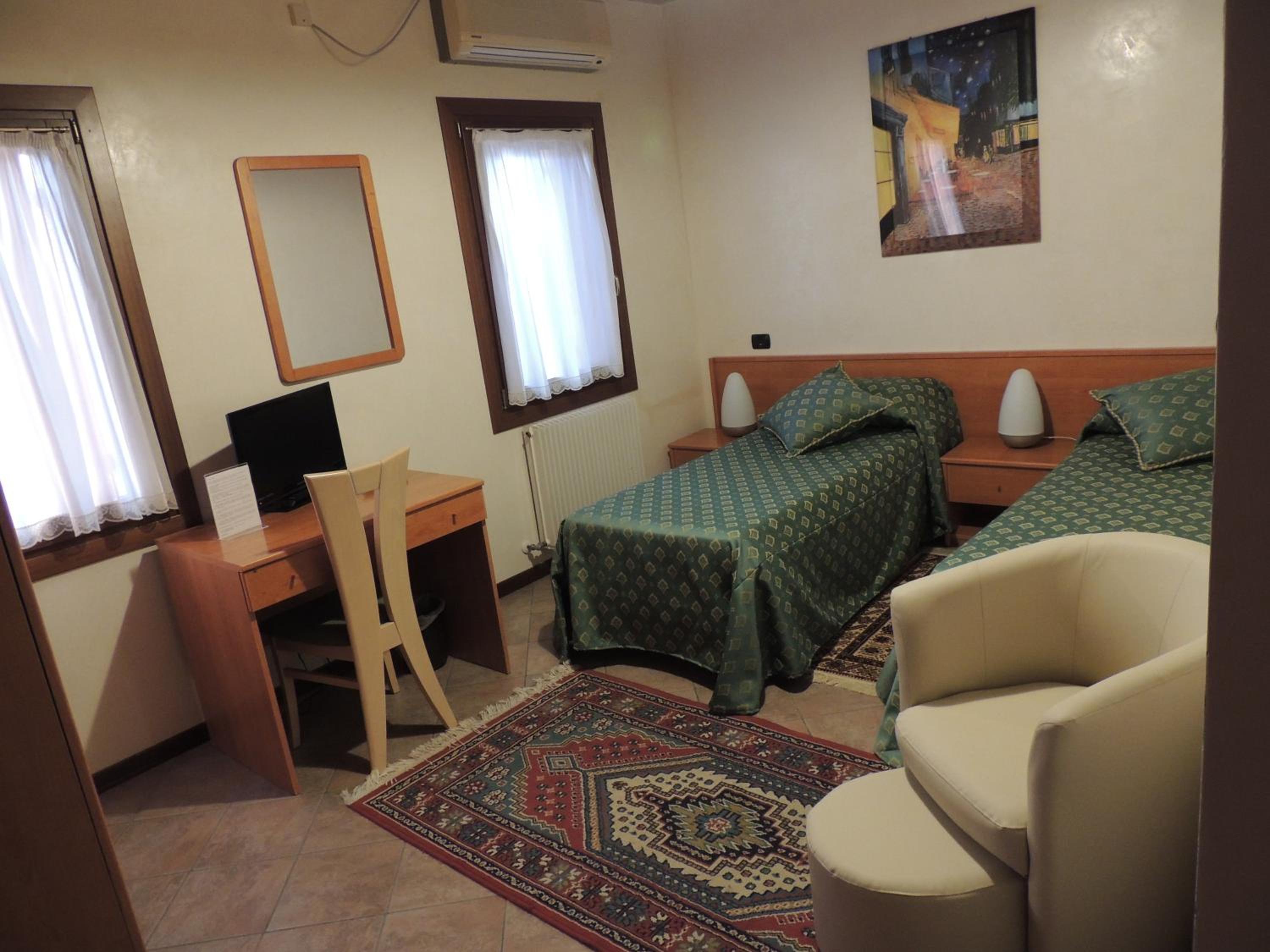 Twin Room - Photo 1