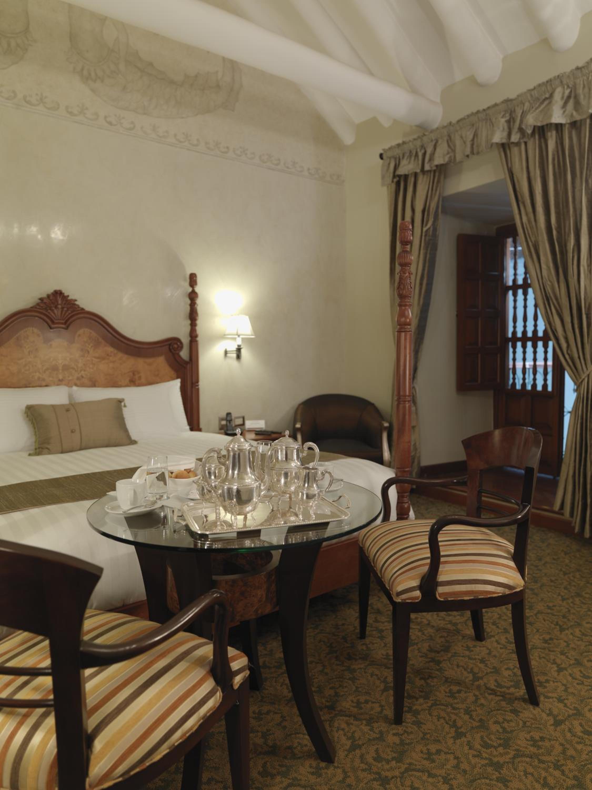 Suite with Balcony and Street View - 1 King Bed - Photo 3