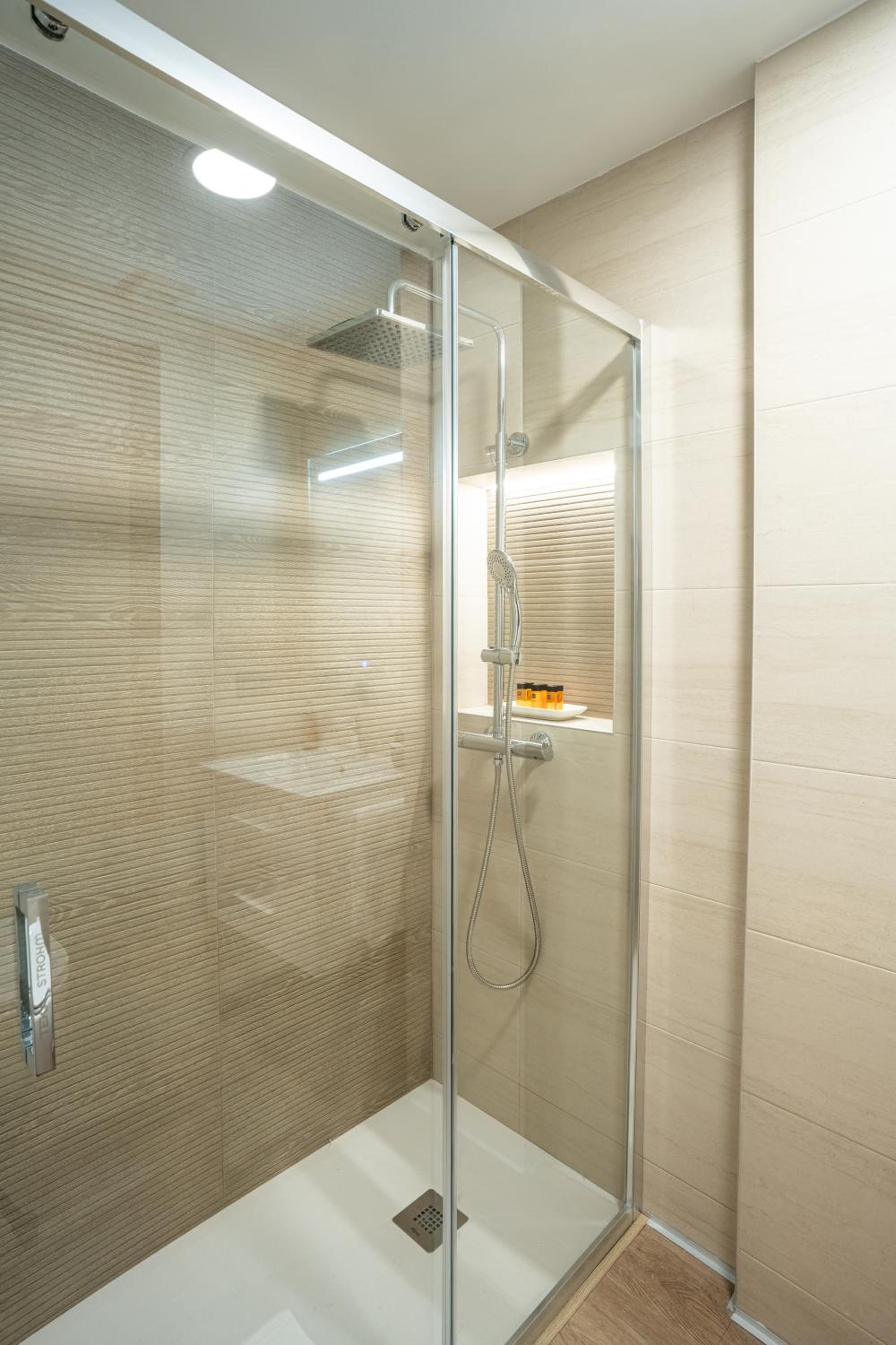 Apartment with Shower photo 2