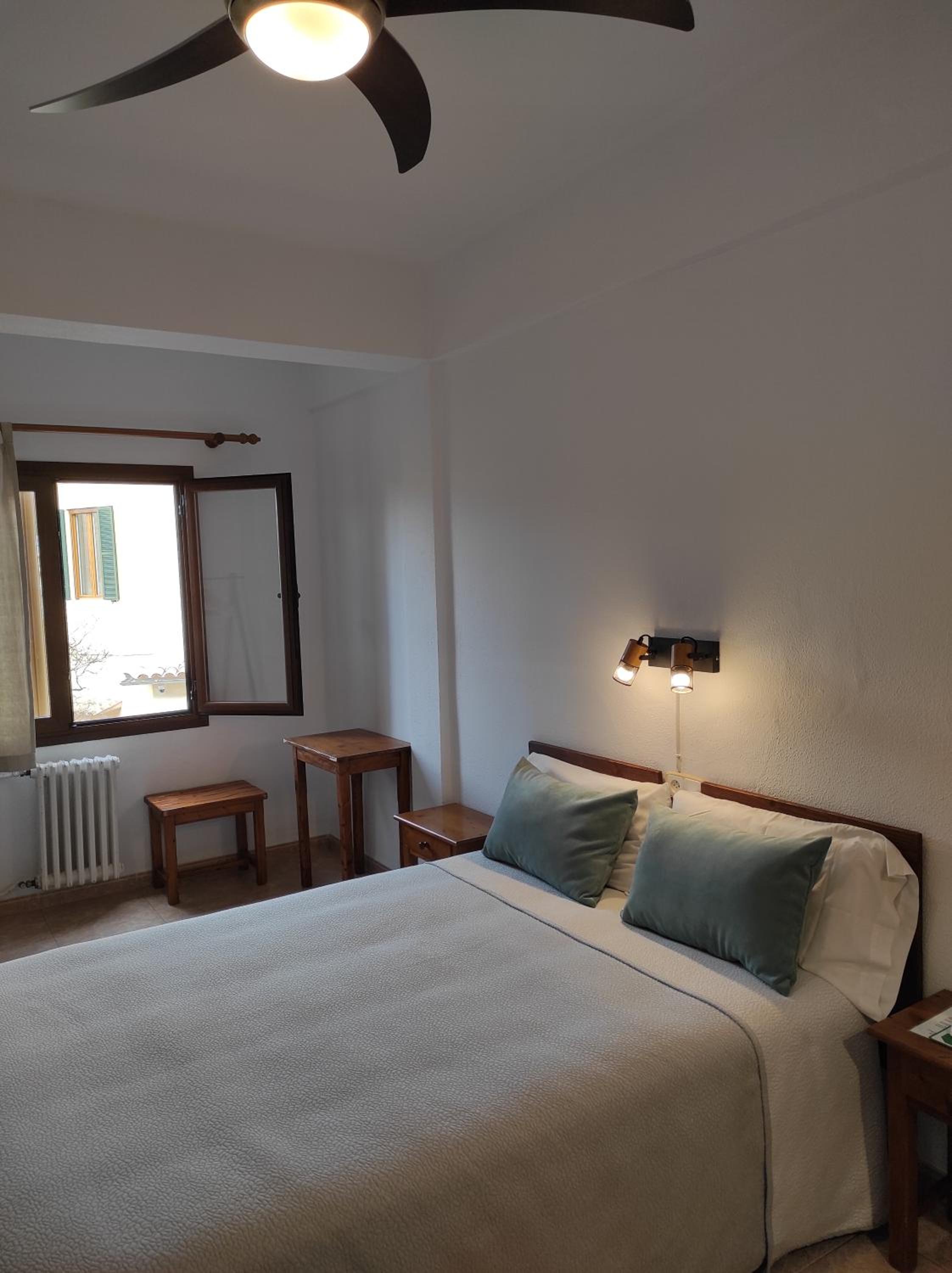 Double or Twin Room with Shared Bathroom photo 2