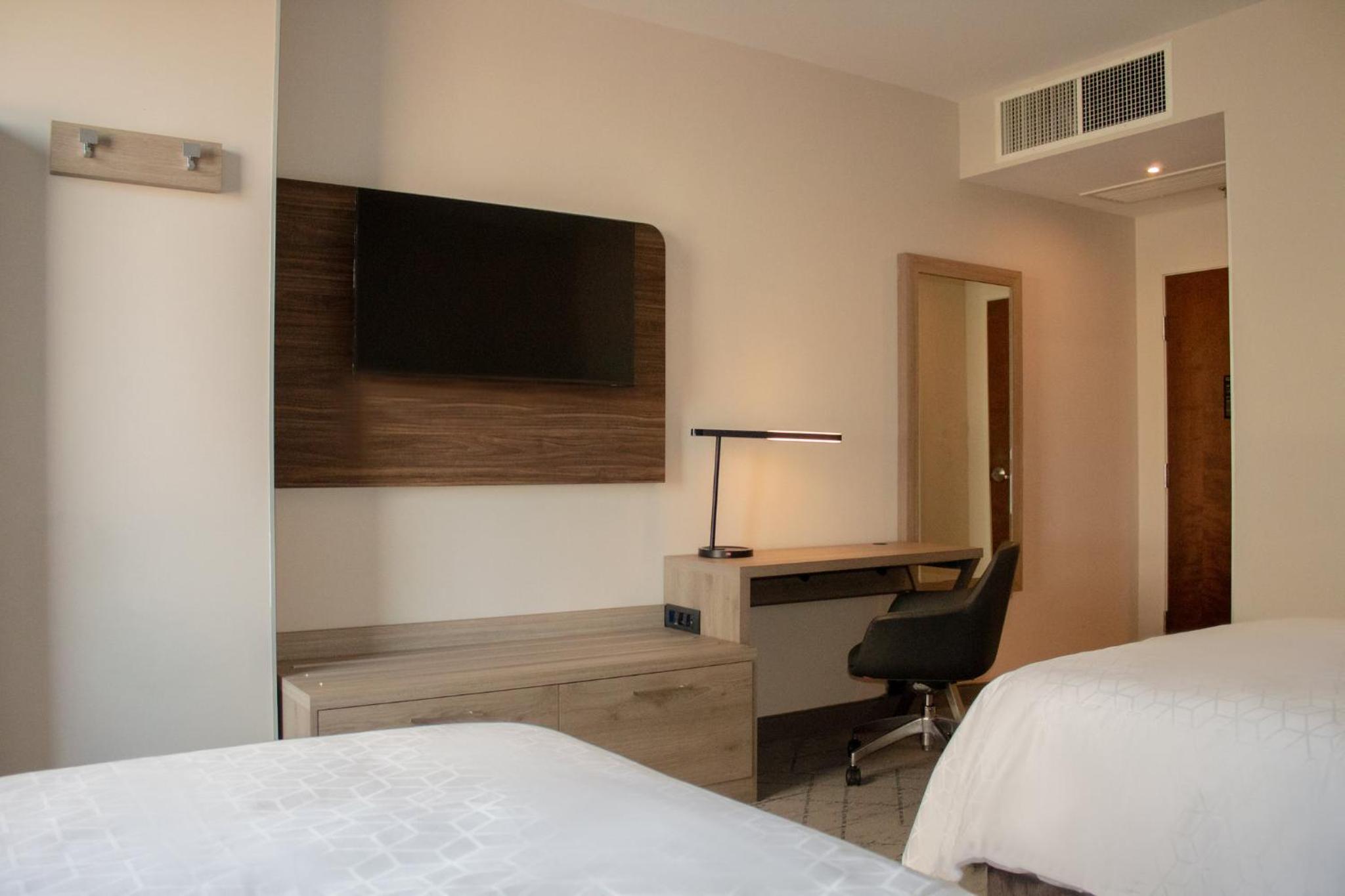 Standard Double Room with Two Double Beds - Disability Access photo 2