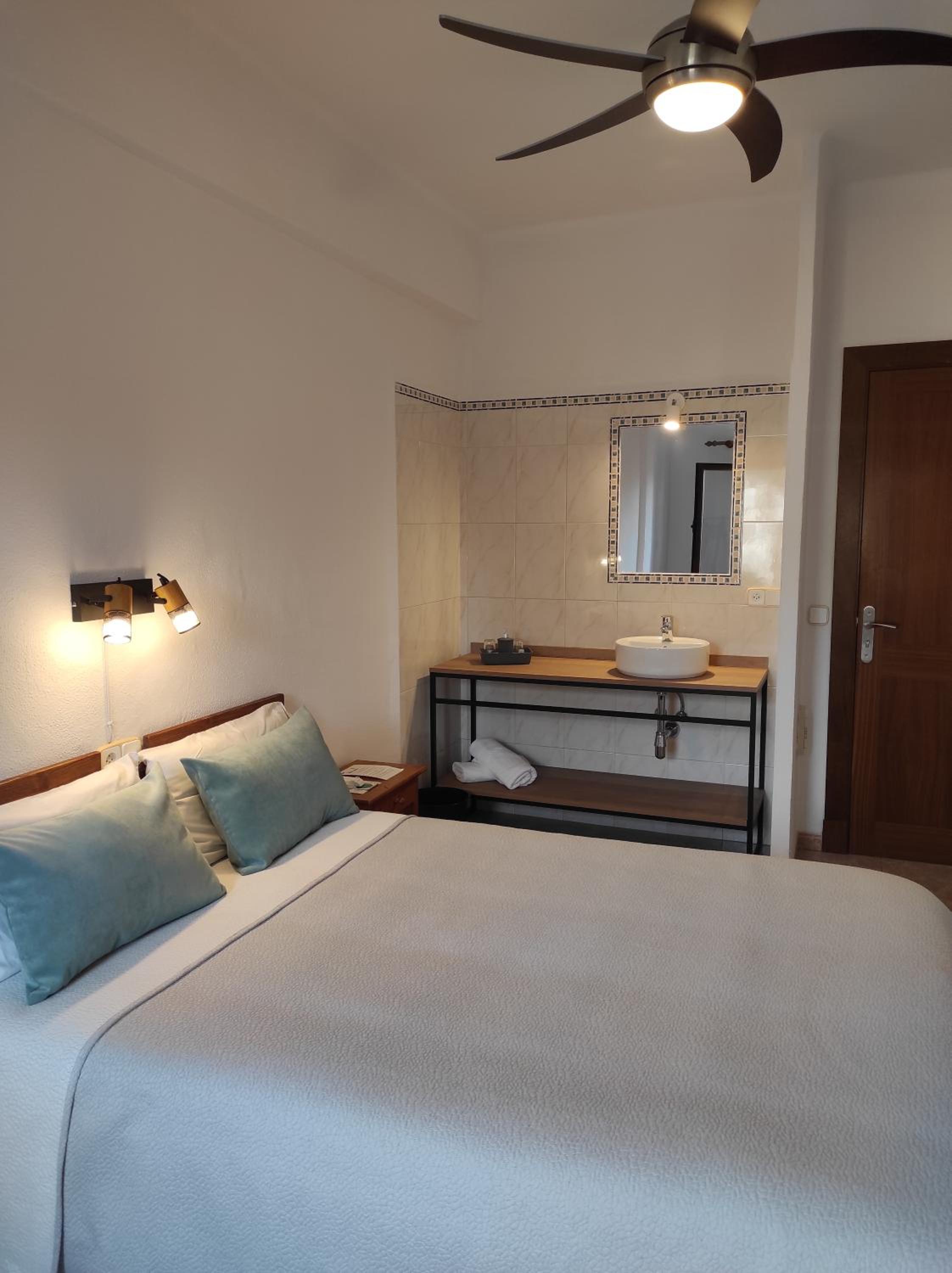 Double or Twin Room with Shared Bathroom photo 3