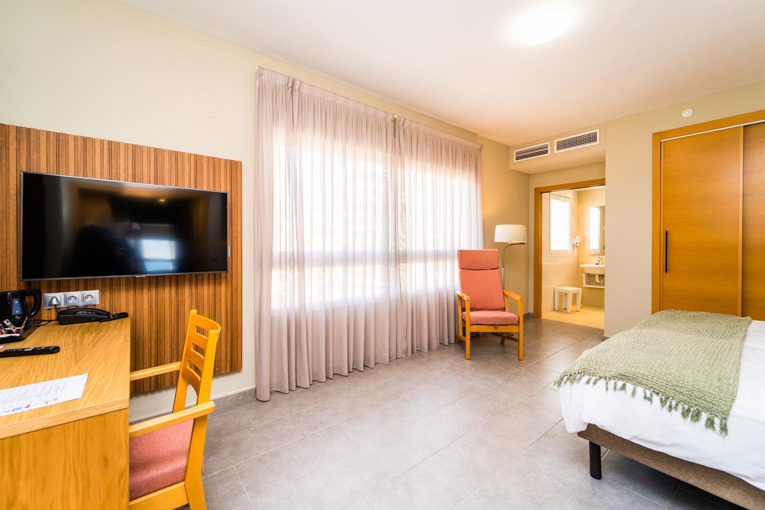 Twin Room with City View - Photo 1