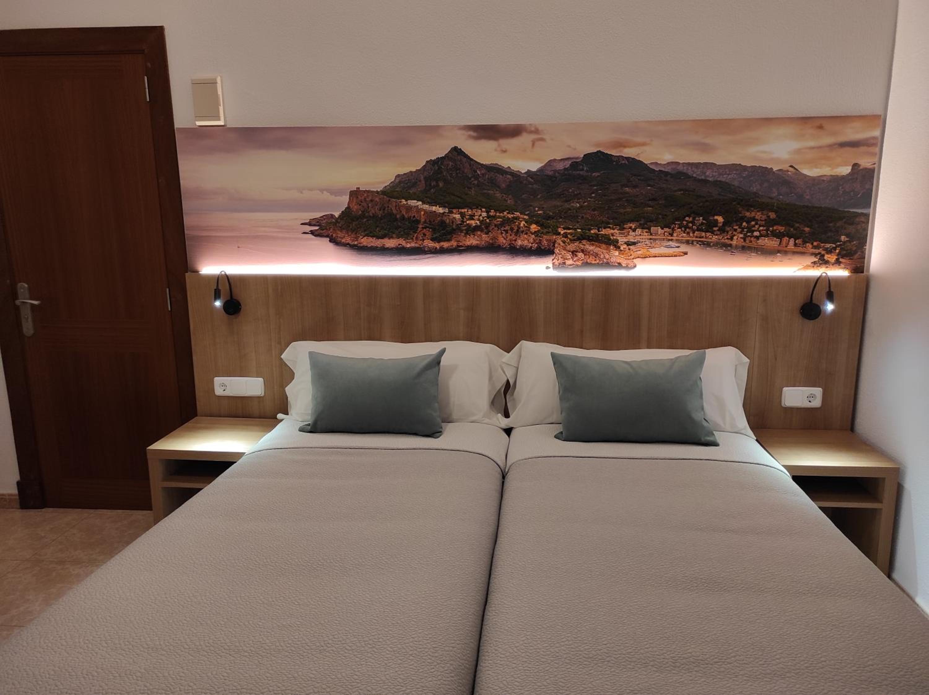 Double or Twin Room with Private Bathroom photo 3