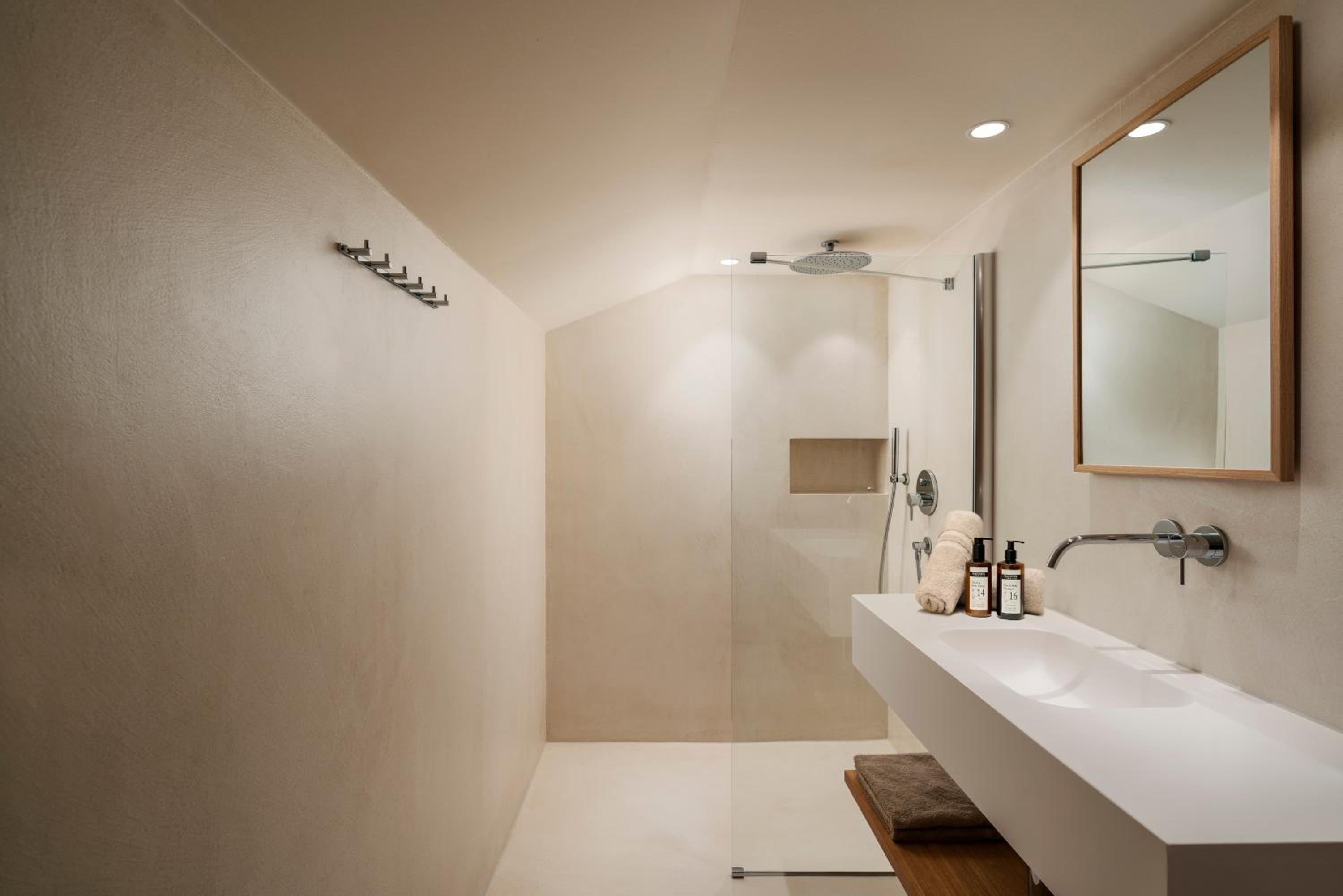 Deluxe Room (2 Adults + 1 Child) - Photo 9