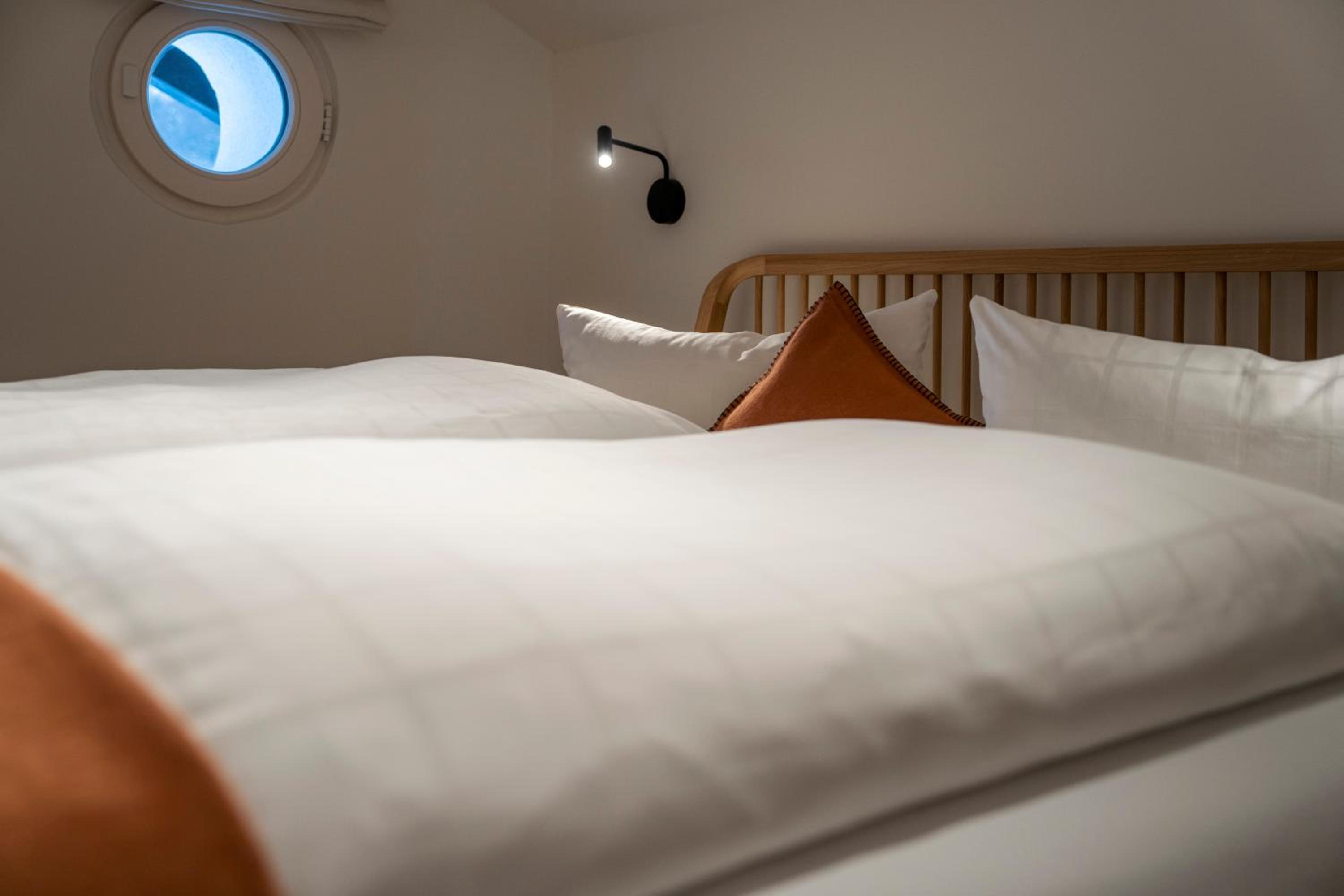 Deluxe Room (2 Adults + 1 Child) - Photo 3
