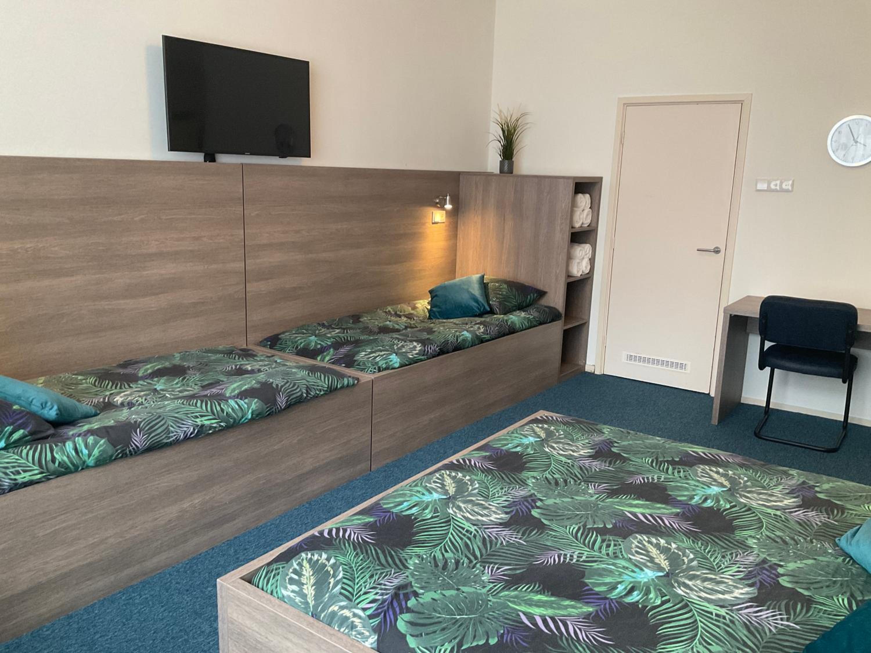 Quadruple Room with Bath - Photo 3