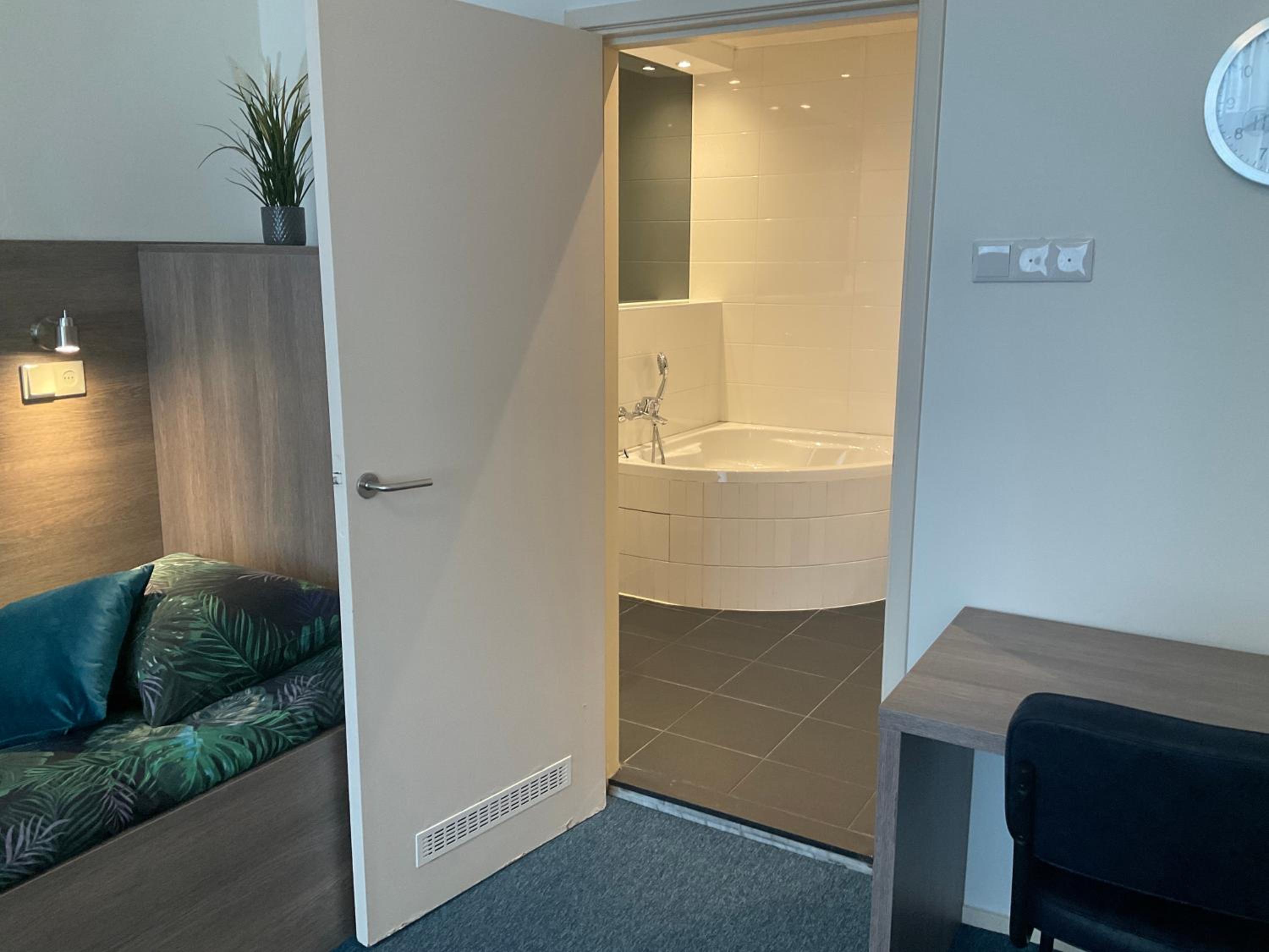 Quadruple Room with Bath - Photo 6