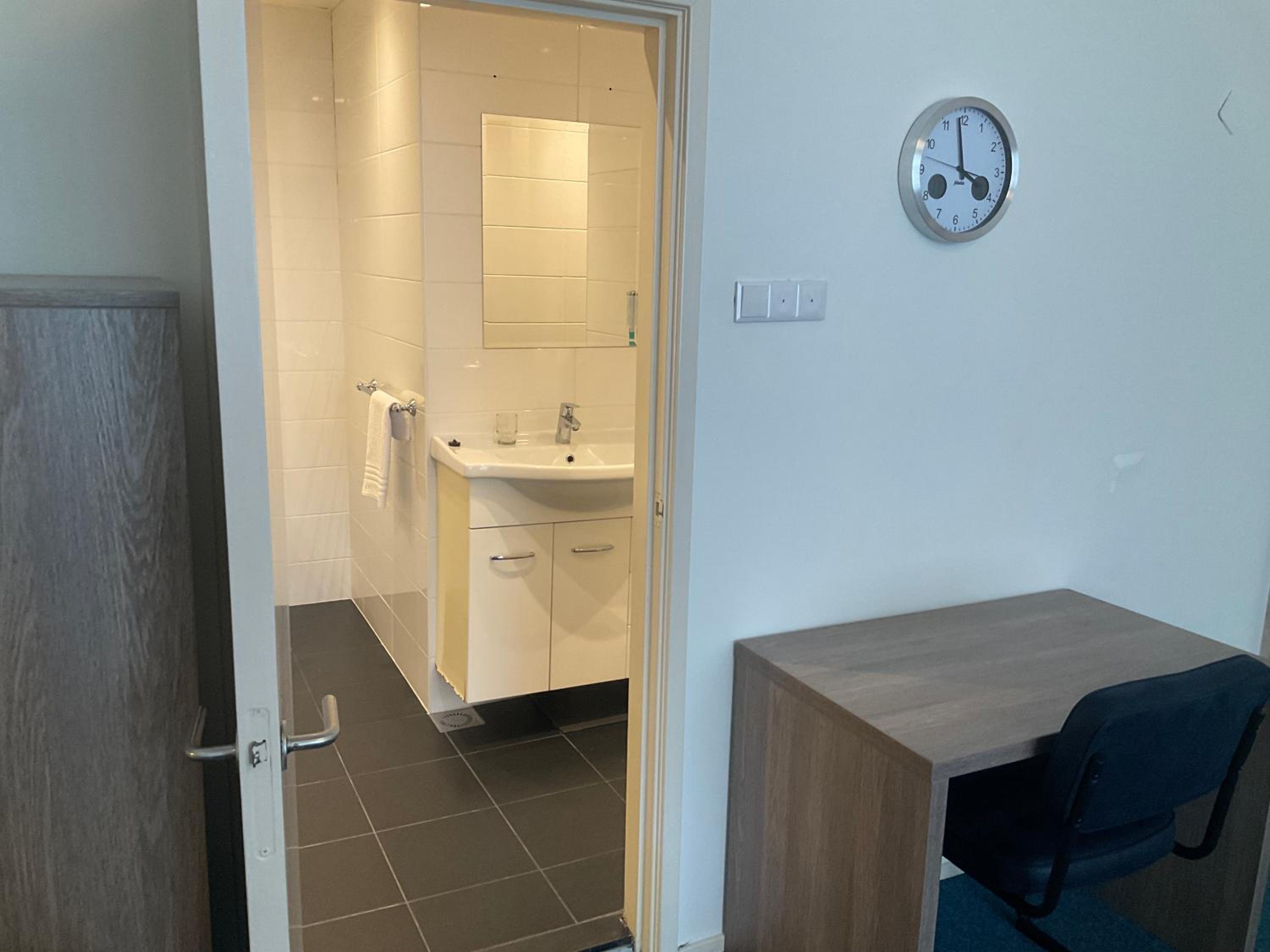 Quadruple Room with Bath - Photo 7