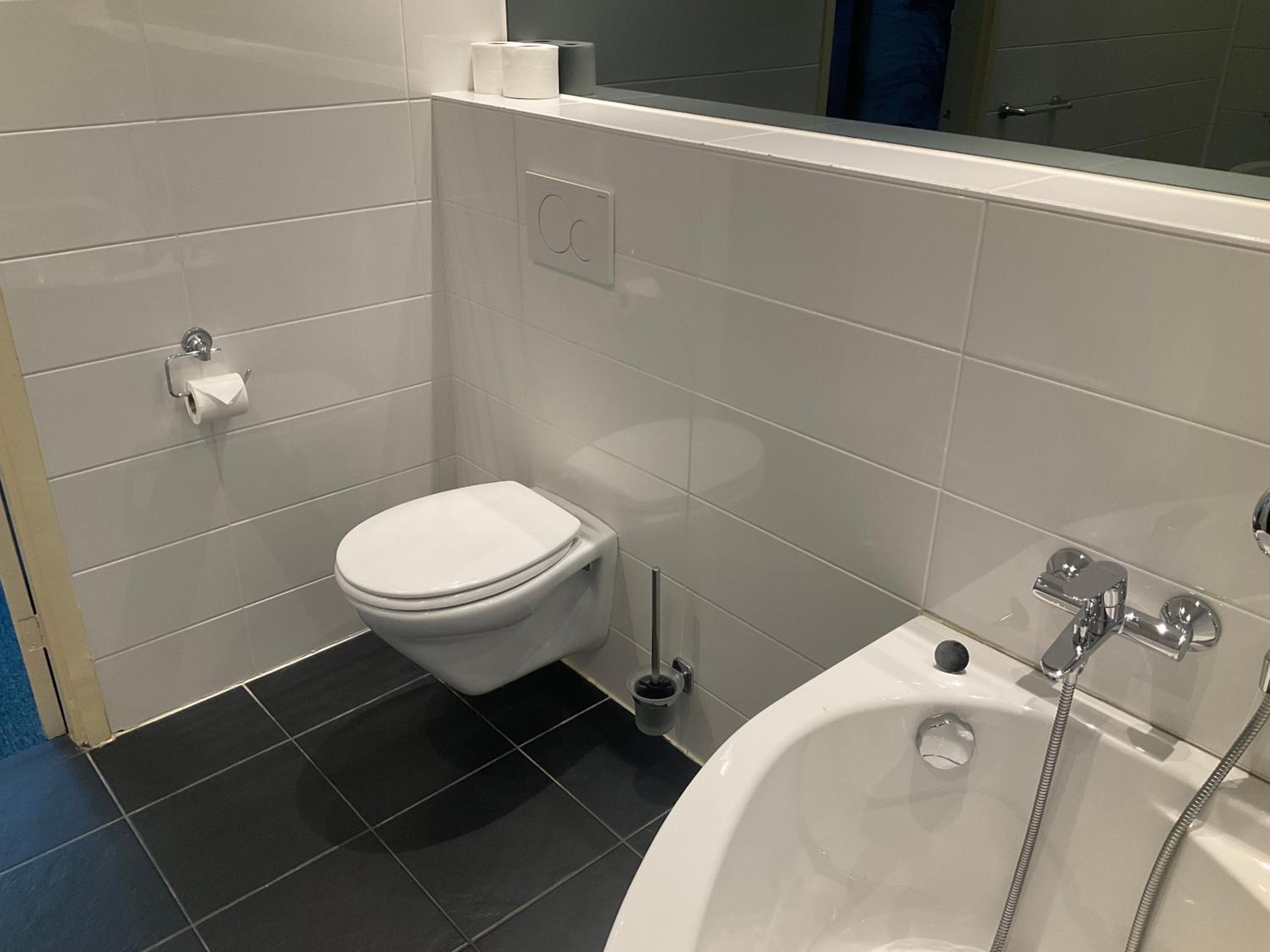 Quadruple Room with Bath - Photo 8