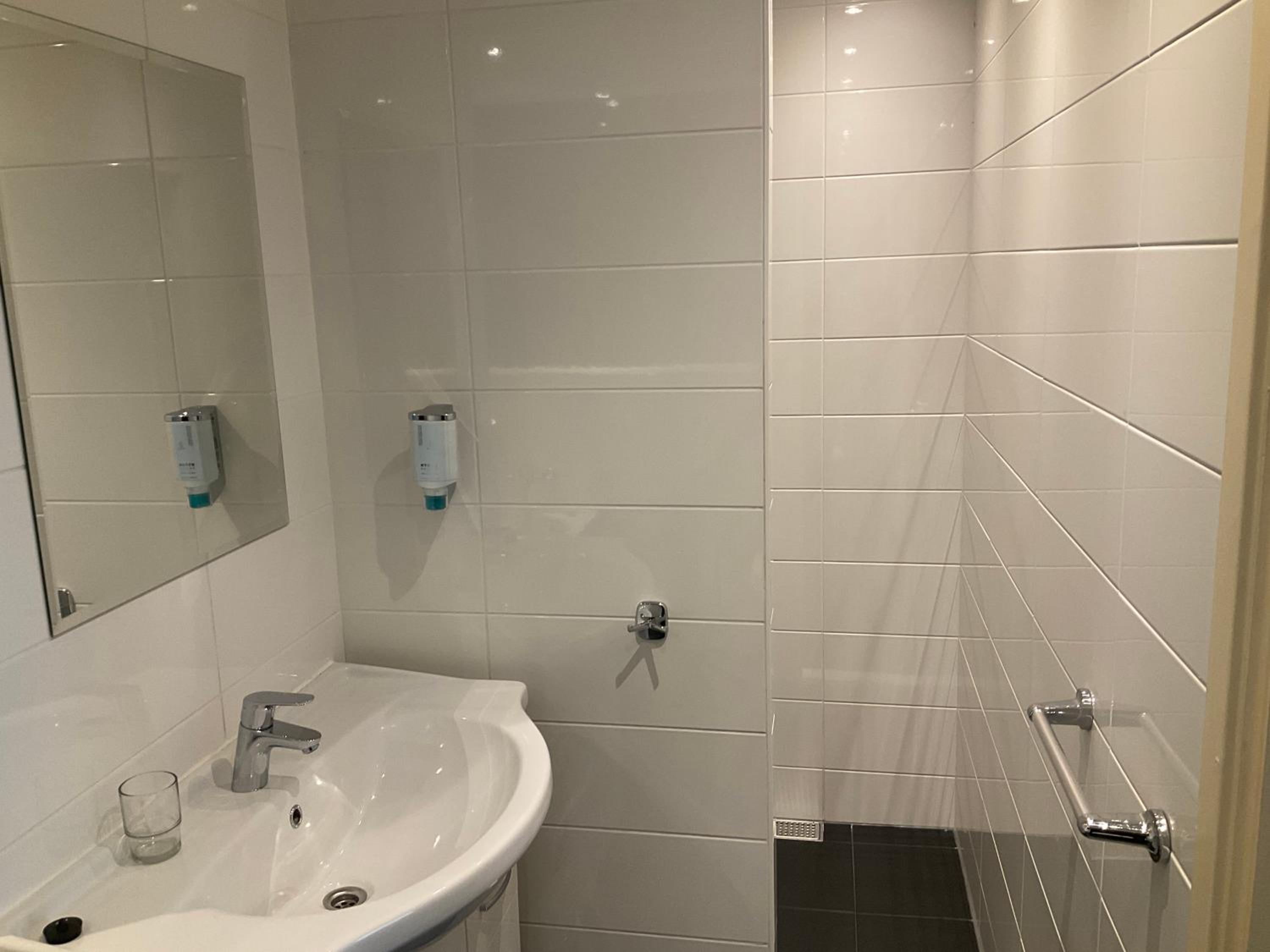 Quadruple Room with Bath - Photo 9