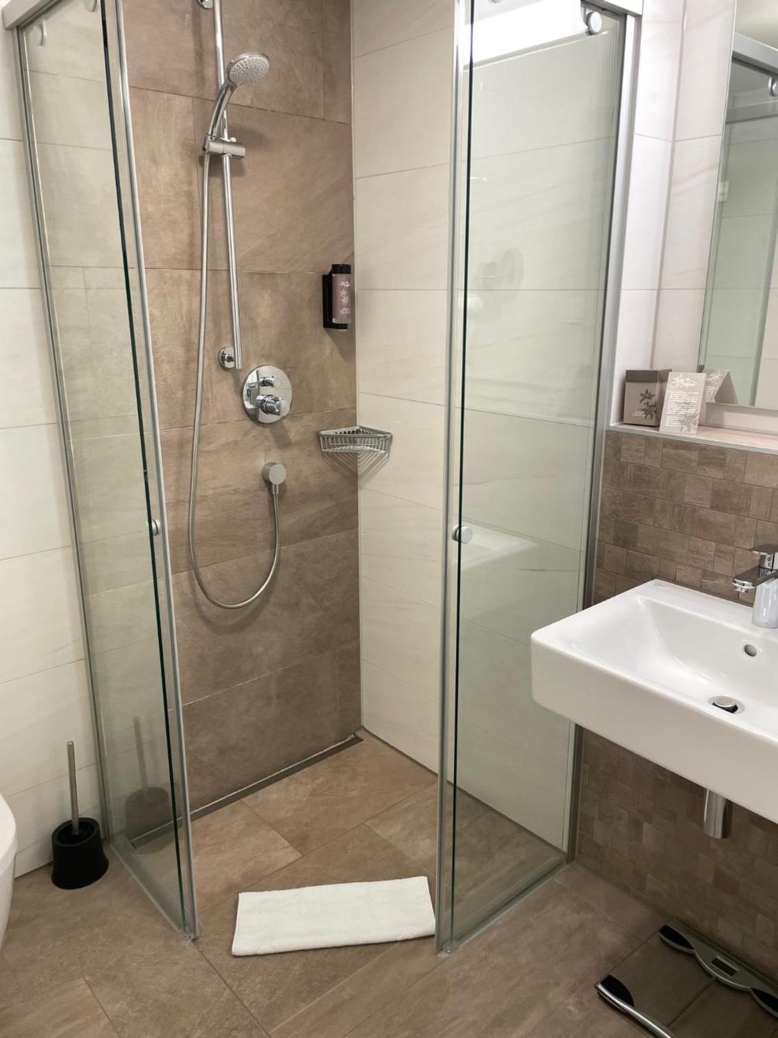 Standard Double Room - Photo 9