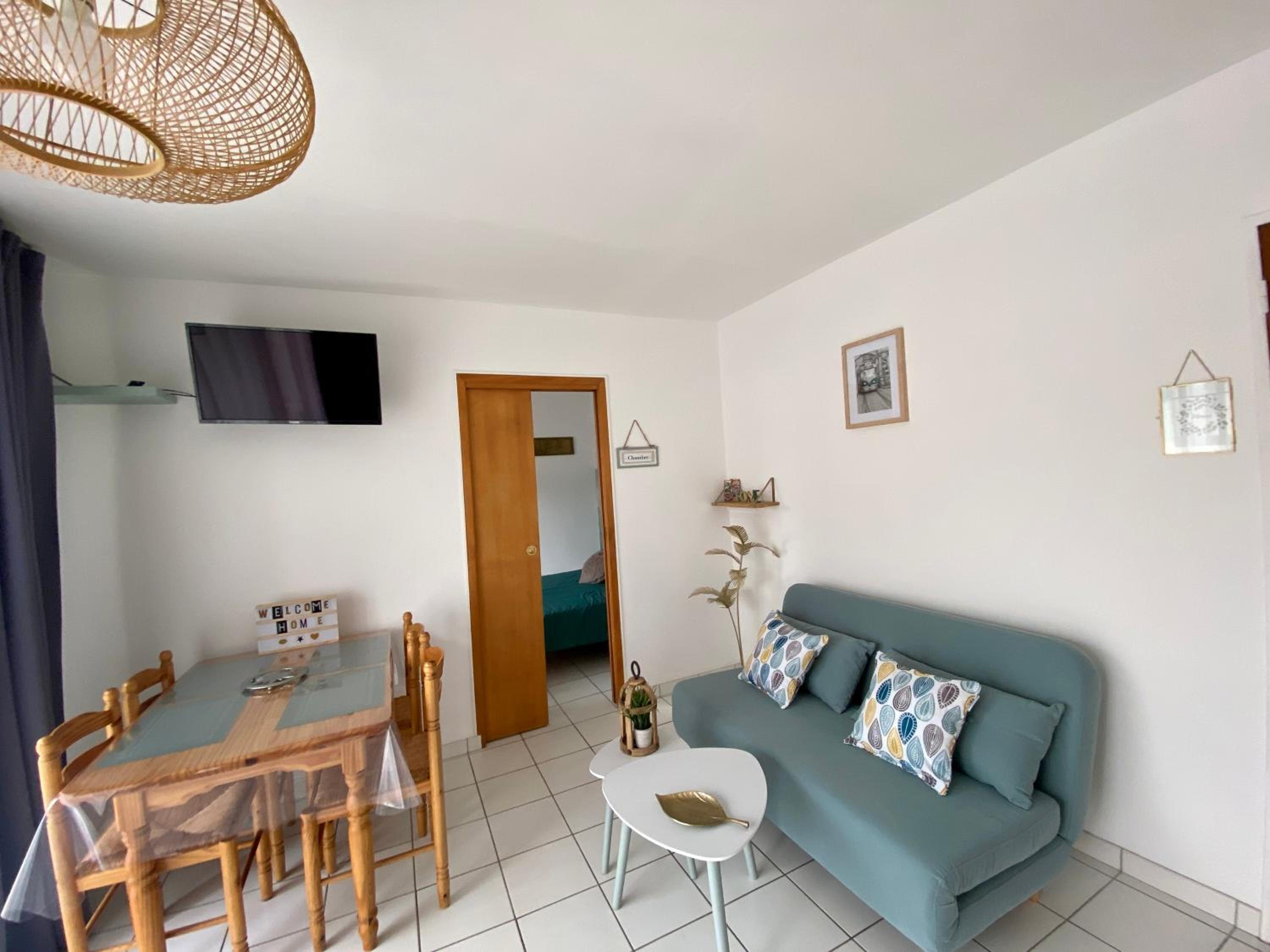 Apartment with Balcony photo 3
