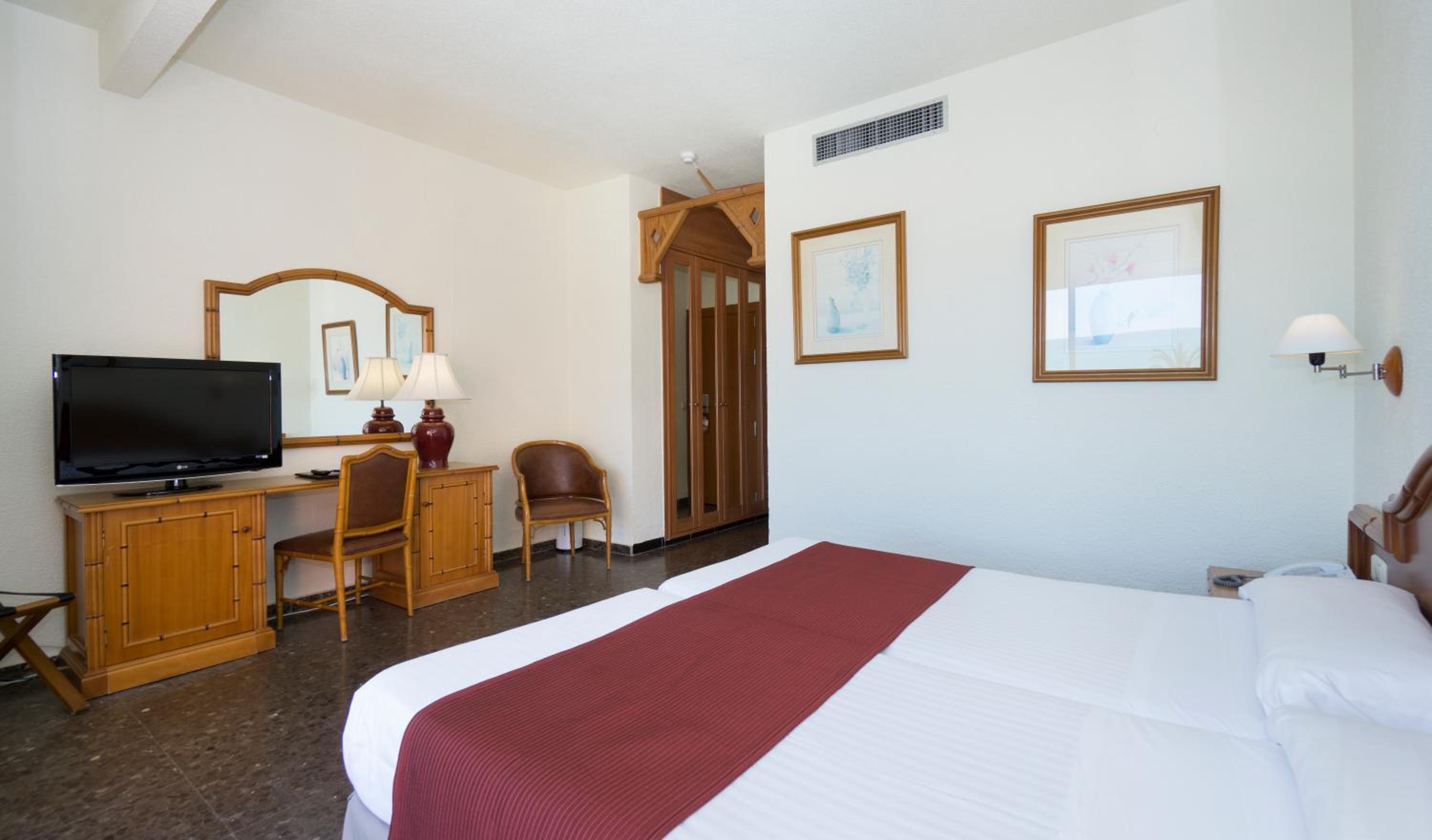 Standard Double or Twin Room - Photo 1