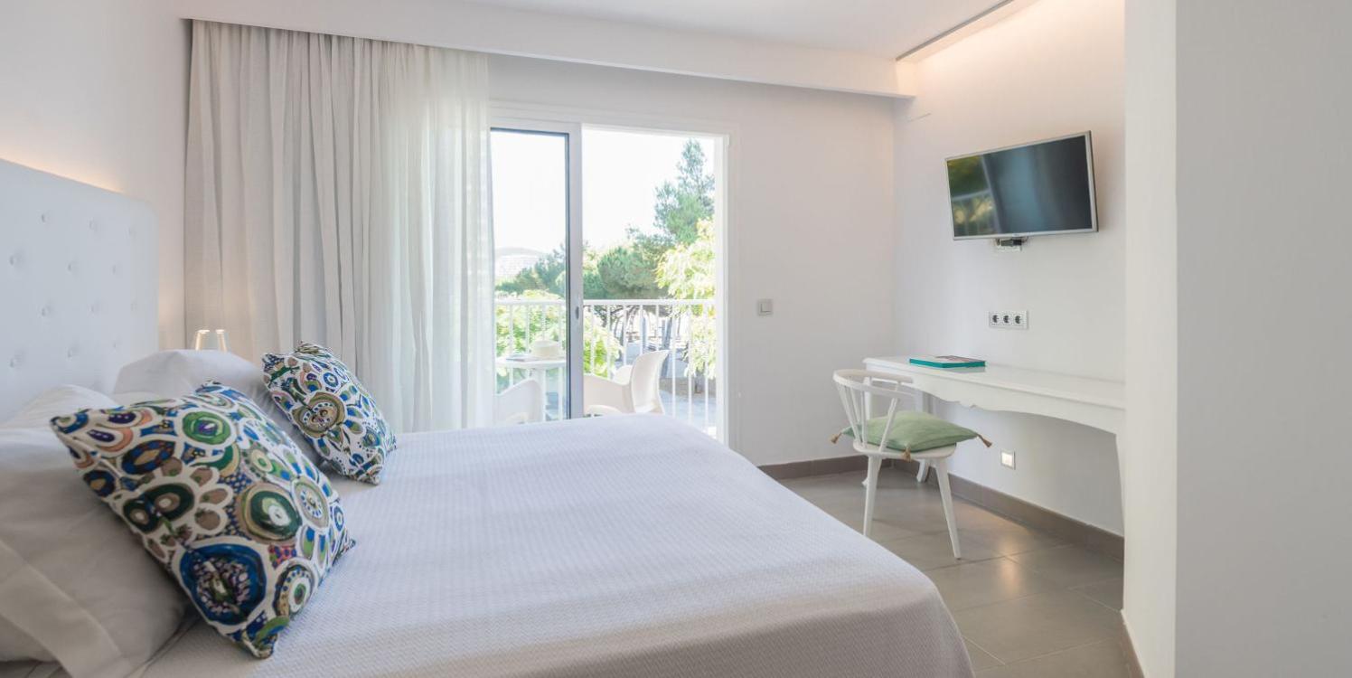 Habitación Doble con Vista Lateral al Mar y Balcón