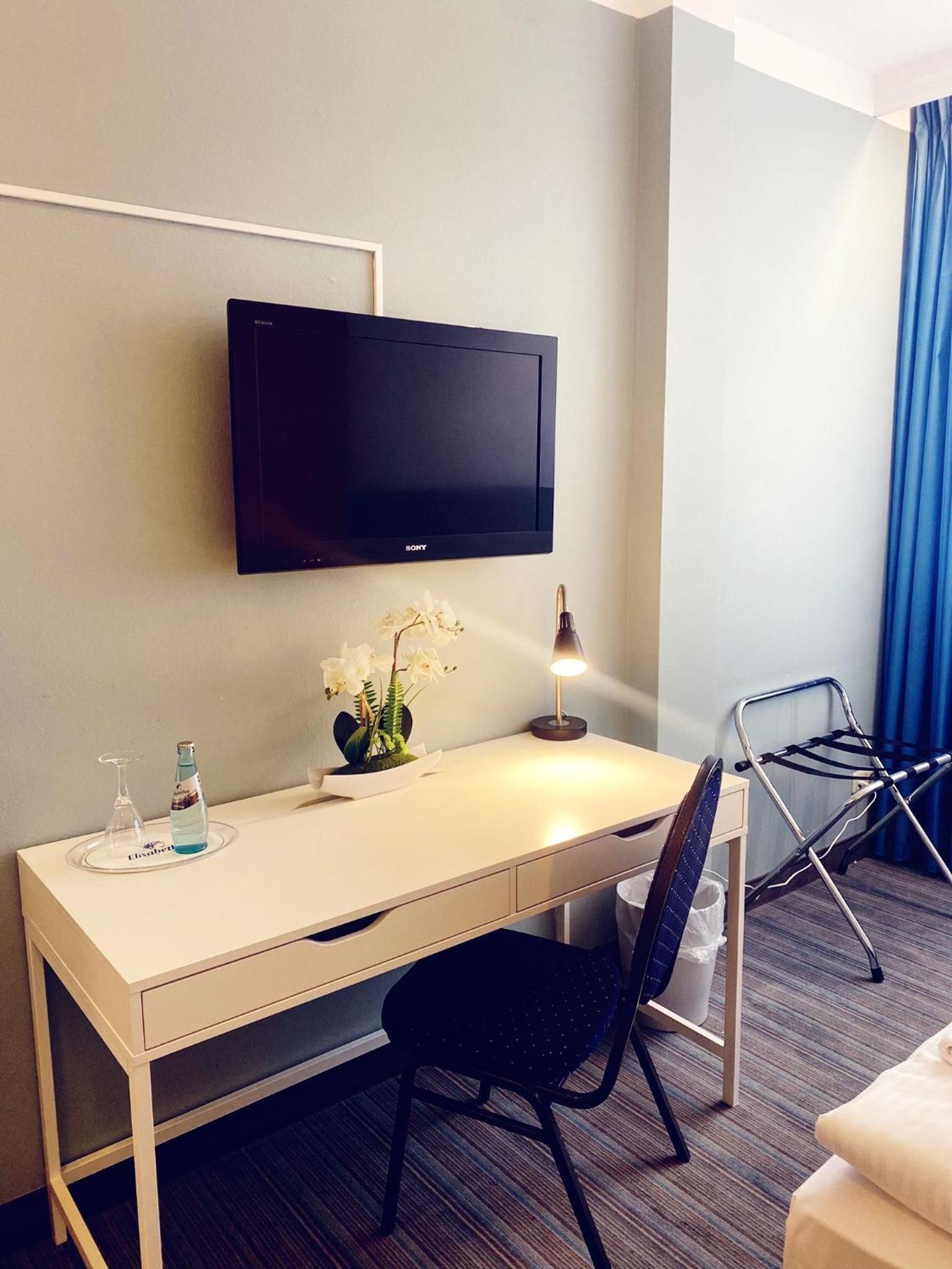 Standard Twin Room - Photo 8