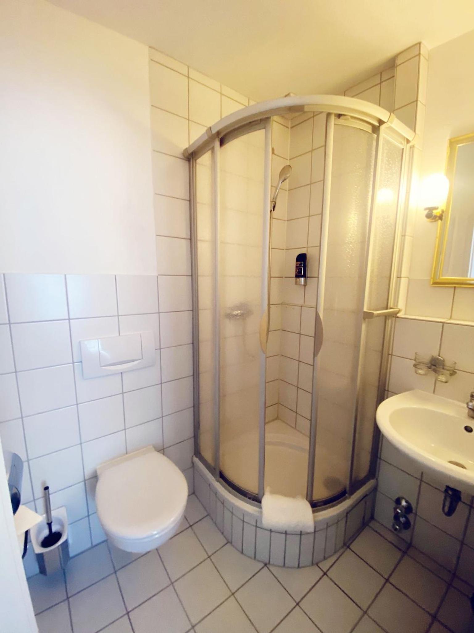 Standard Twin Room - Photo 14