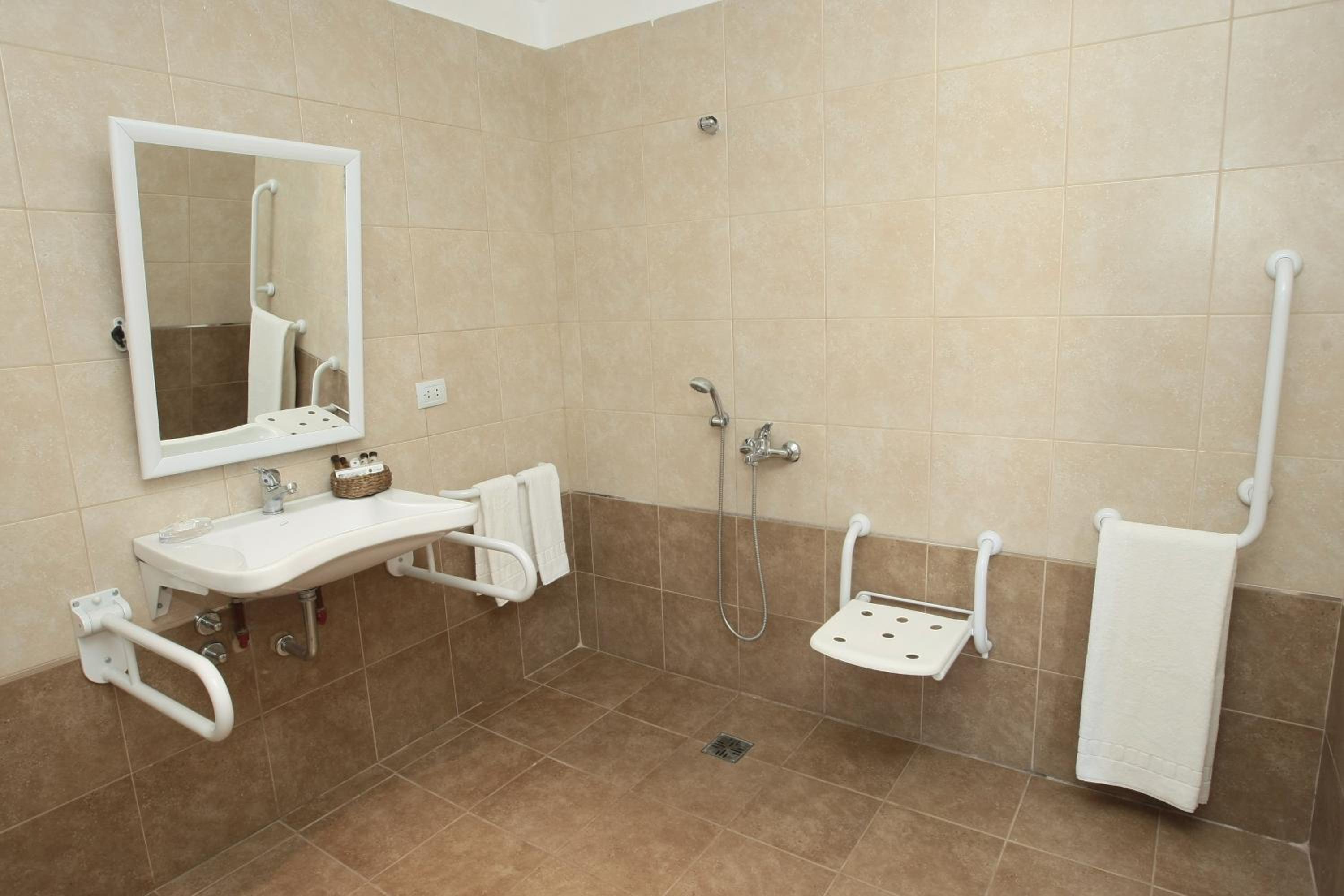 Twin Room - Disability Access photo 2