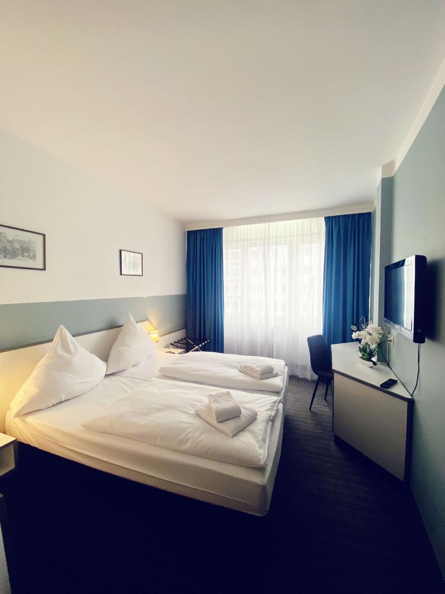 Standard Twin Room - Photo 15