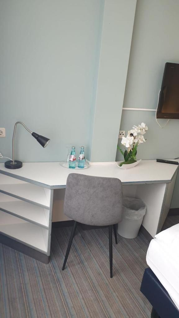 Standard Twin Room - Photo 3