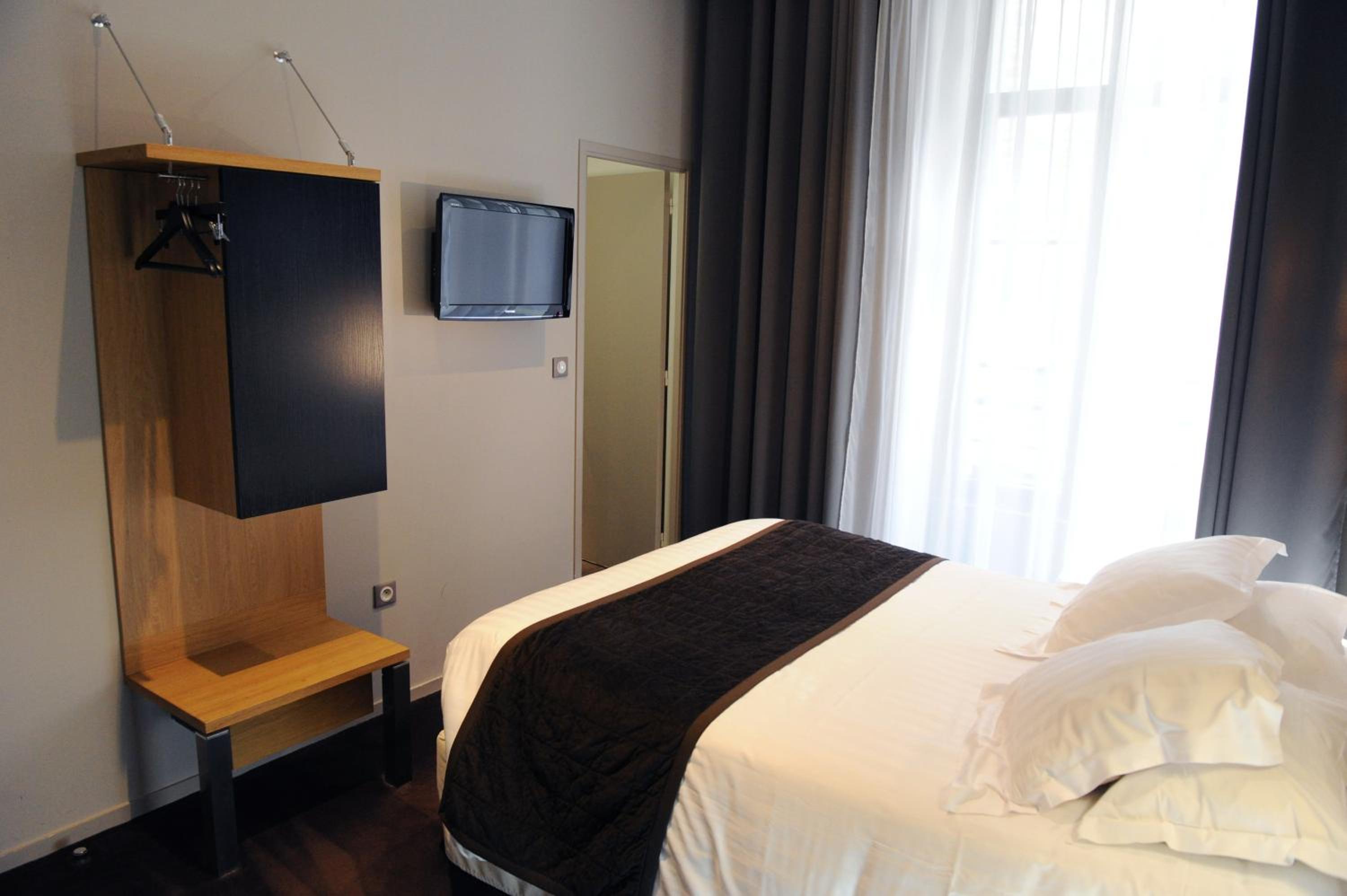 2 Adjacent Rooms