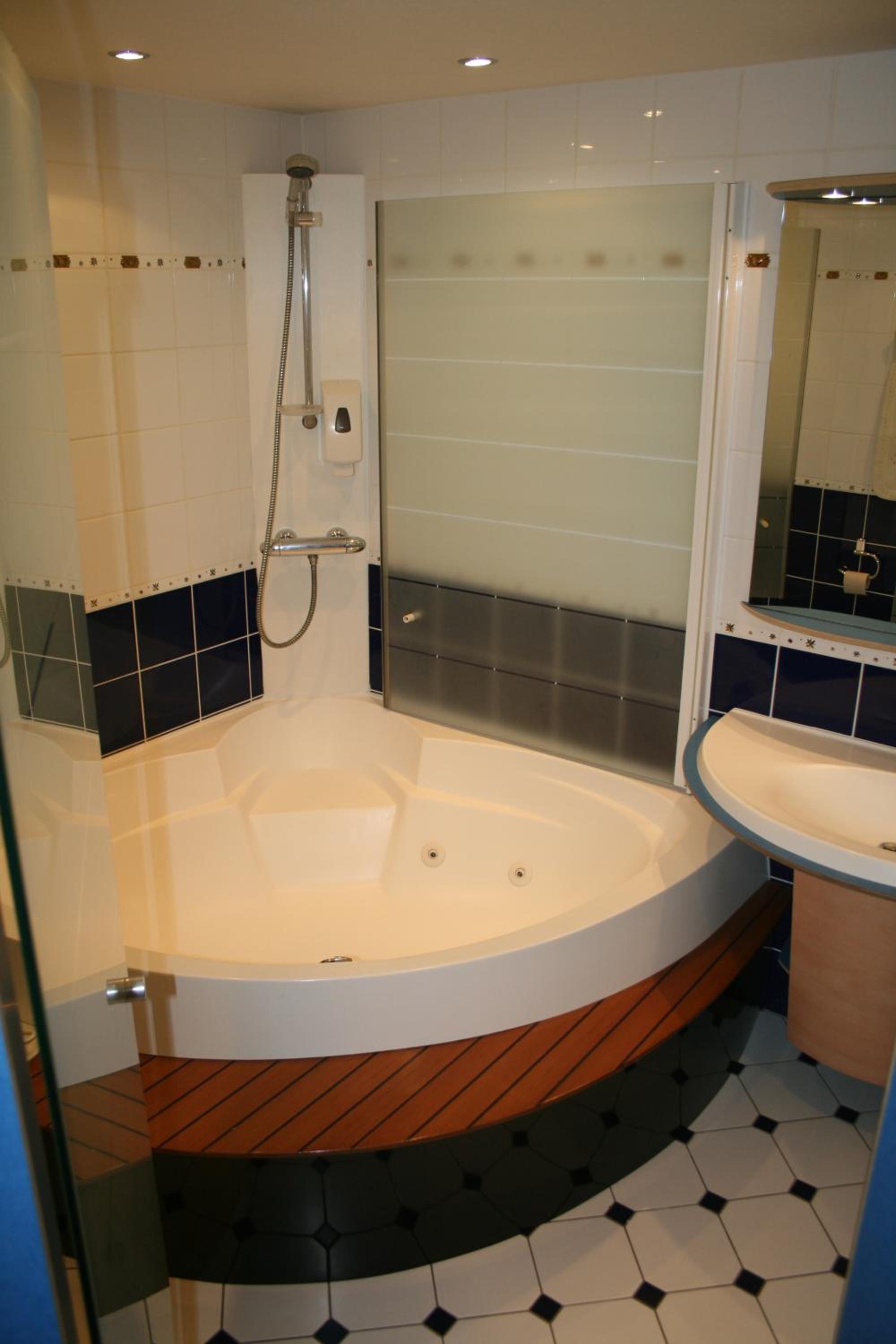 Double Room with Whirlpool - Photo 5