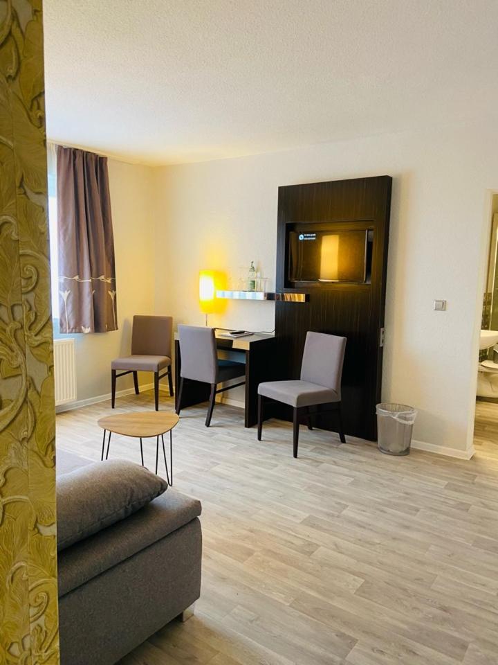 One-Bedroom Suite - Photo 6