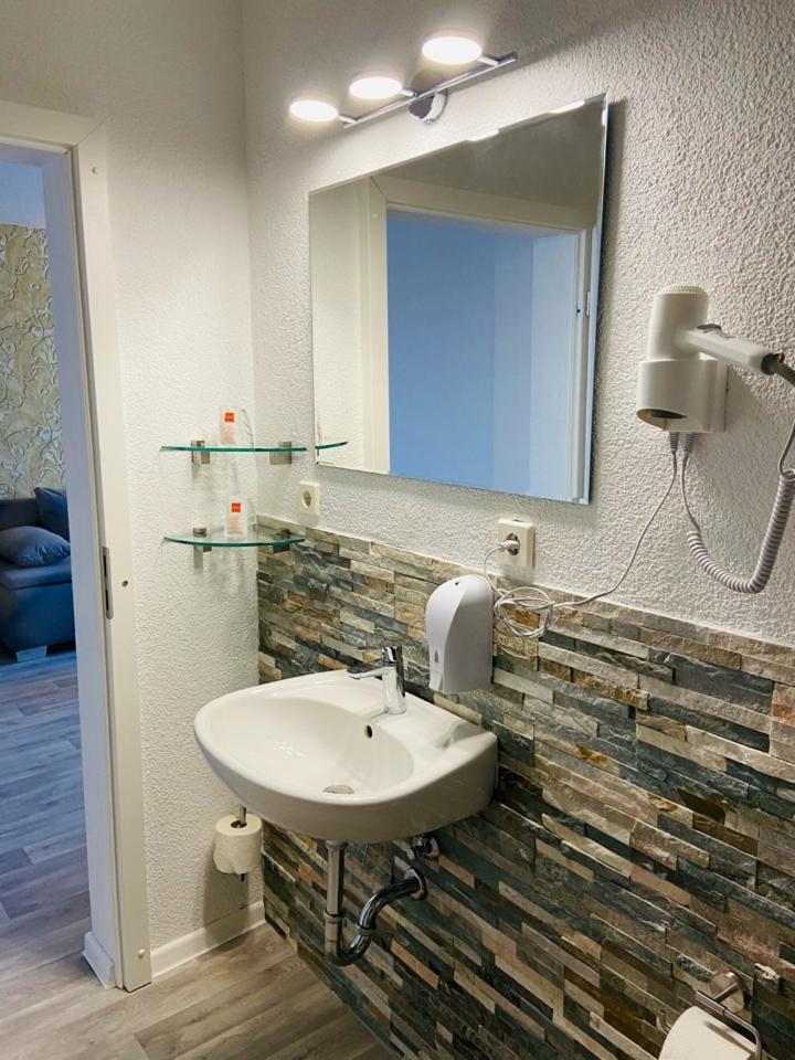 One-Bedroom Suite - Photo 4