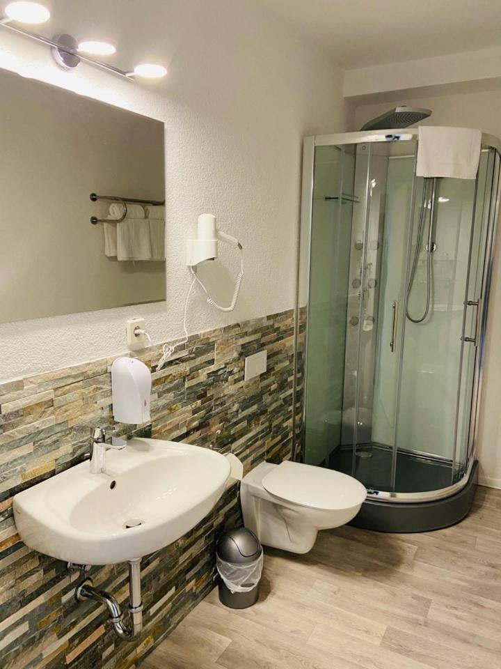 One-Bedroom Suite - Photo 3