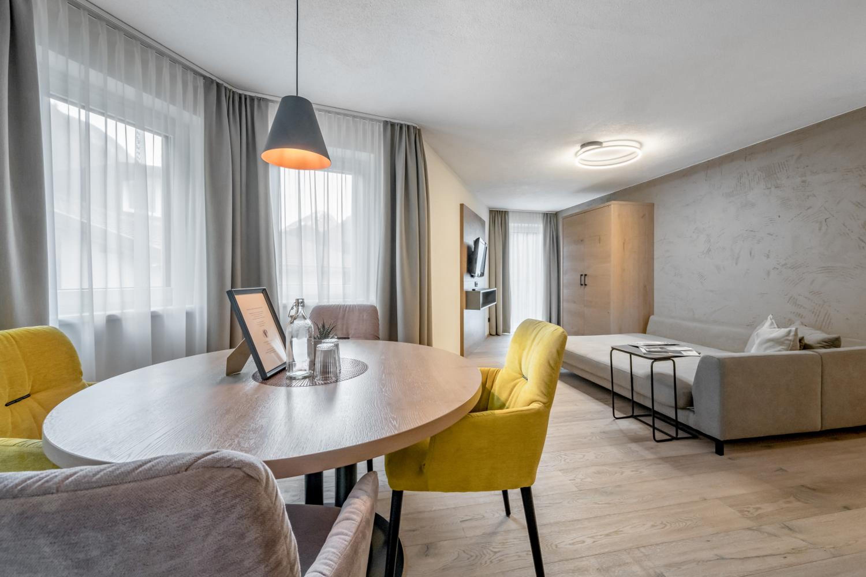 Apartment with Balcony - Photo 2