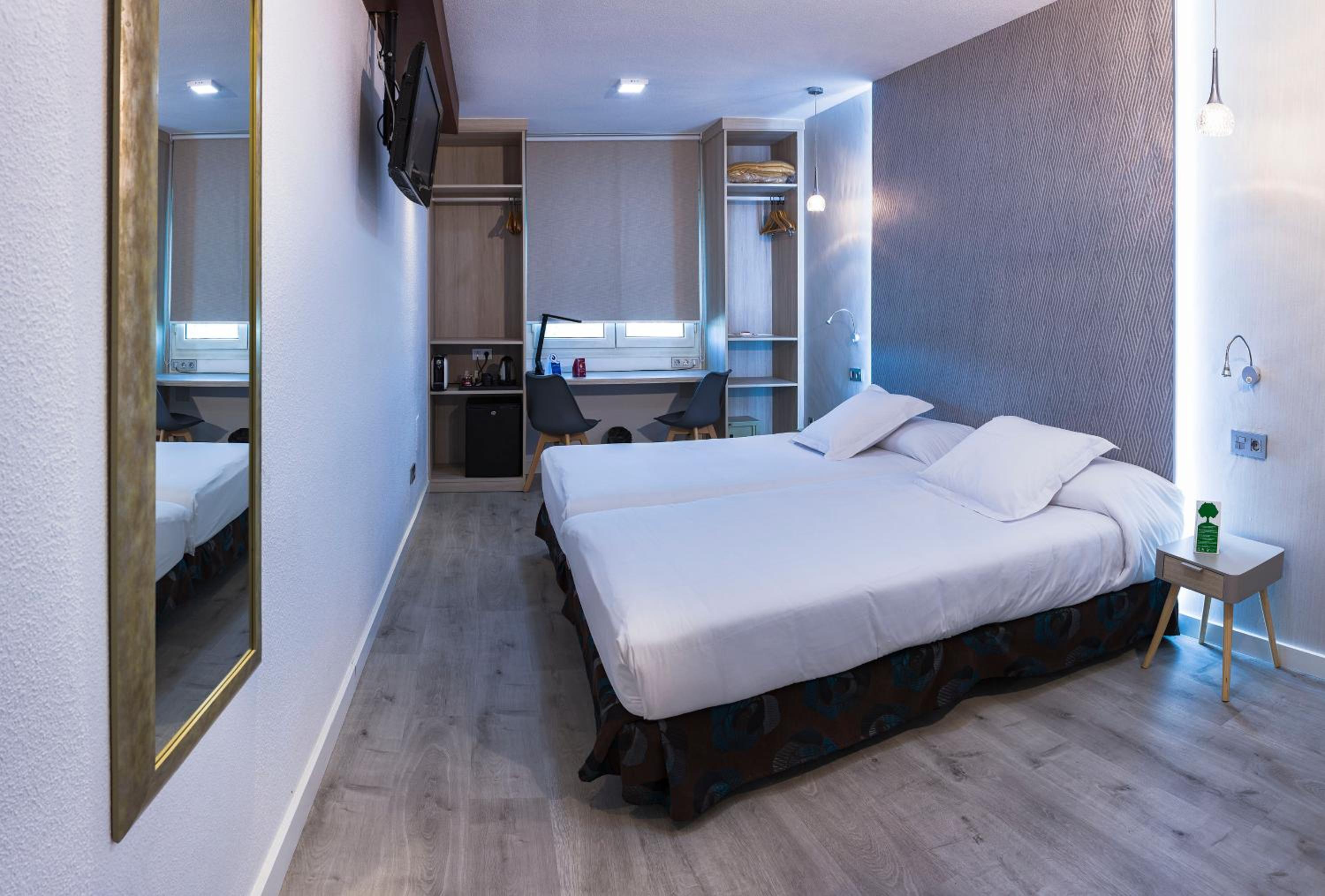 Standard Twin Room - Photo 3