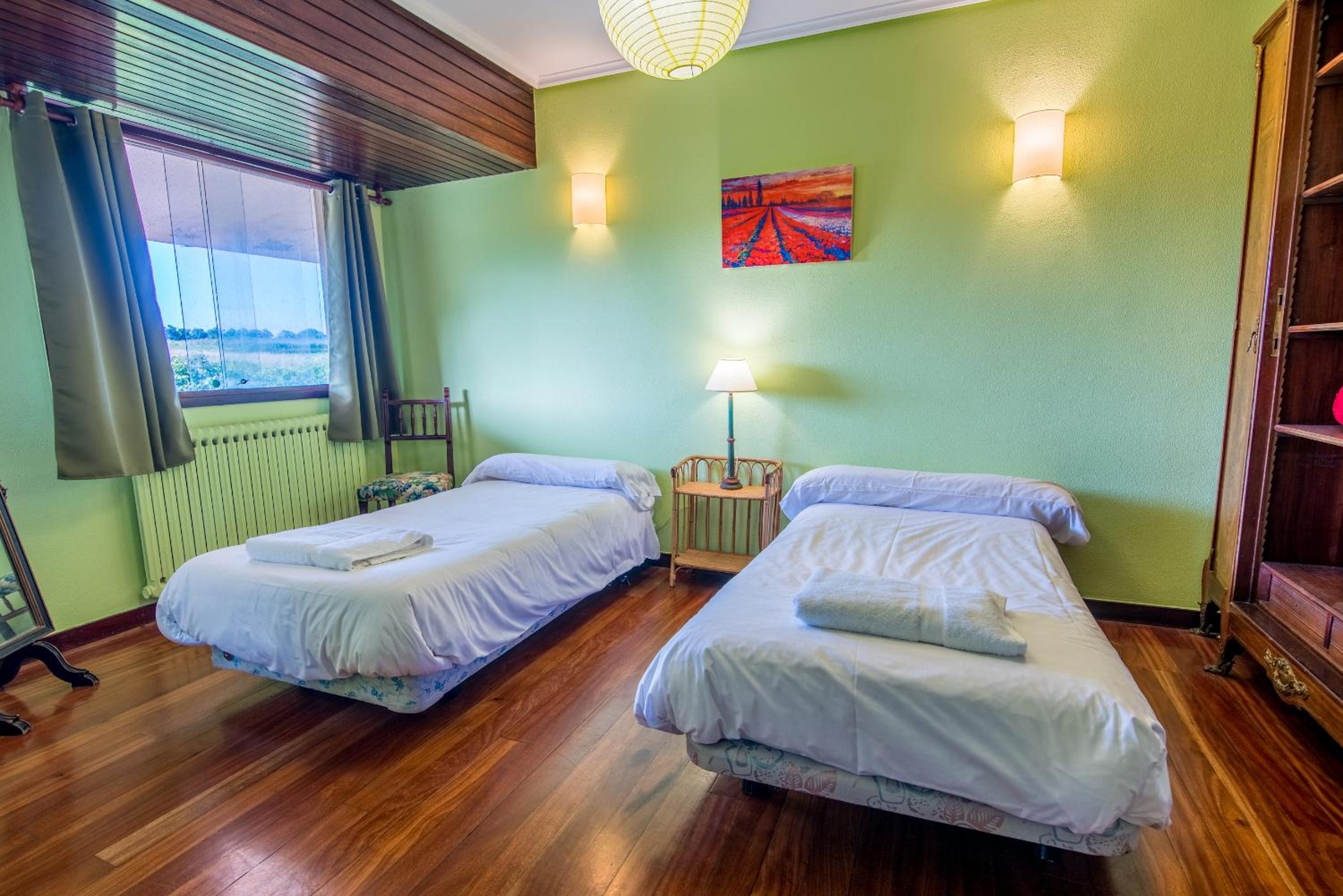 Nine-Bedroom House photo 2