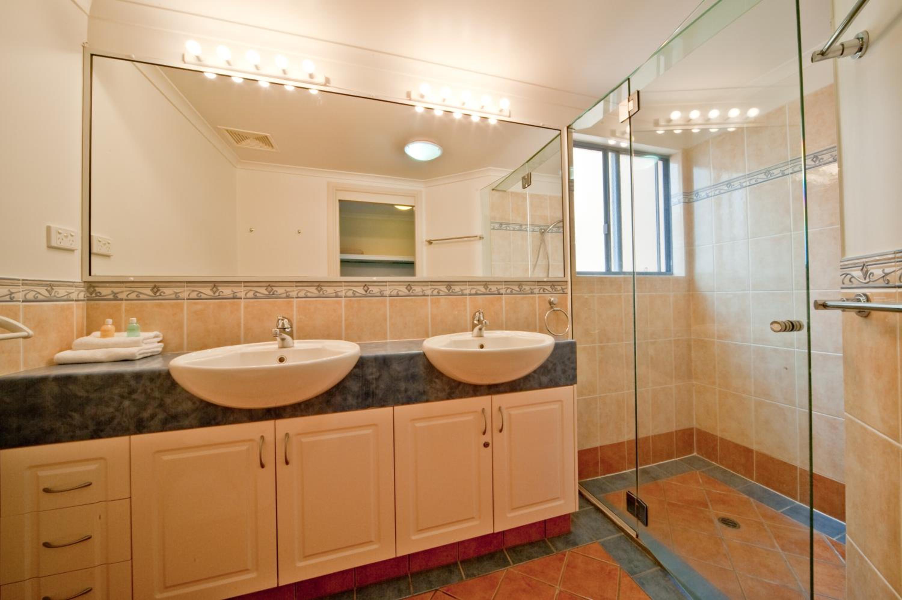 Three-Bedroom Apartment with Ocean View photo 2