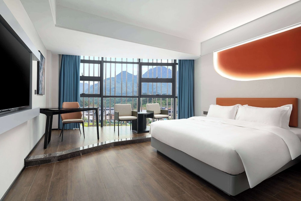 Room, 1 King Bed, Non Smoking, Mountain View