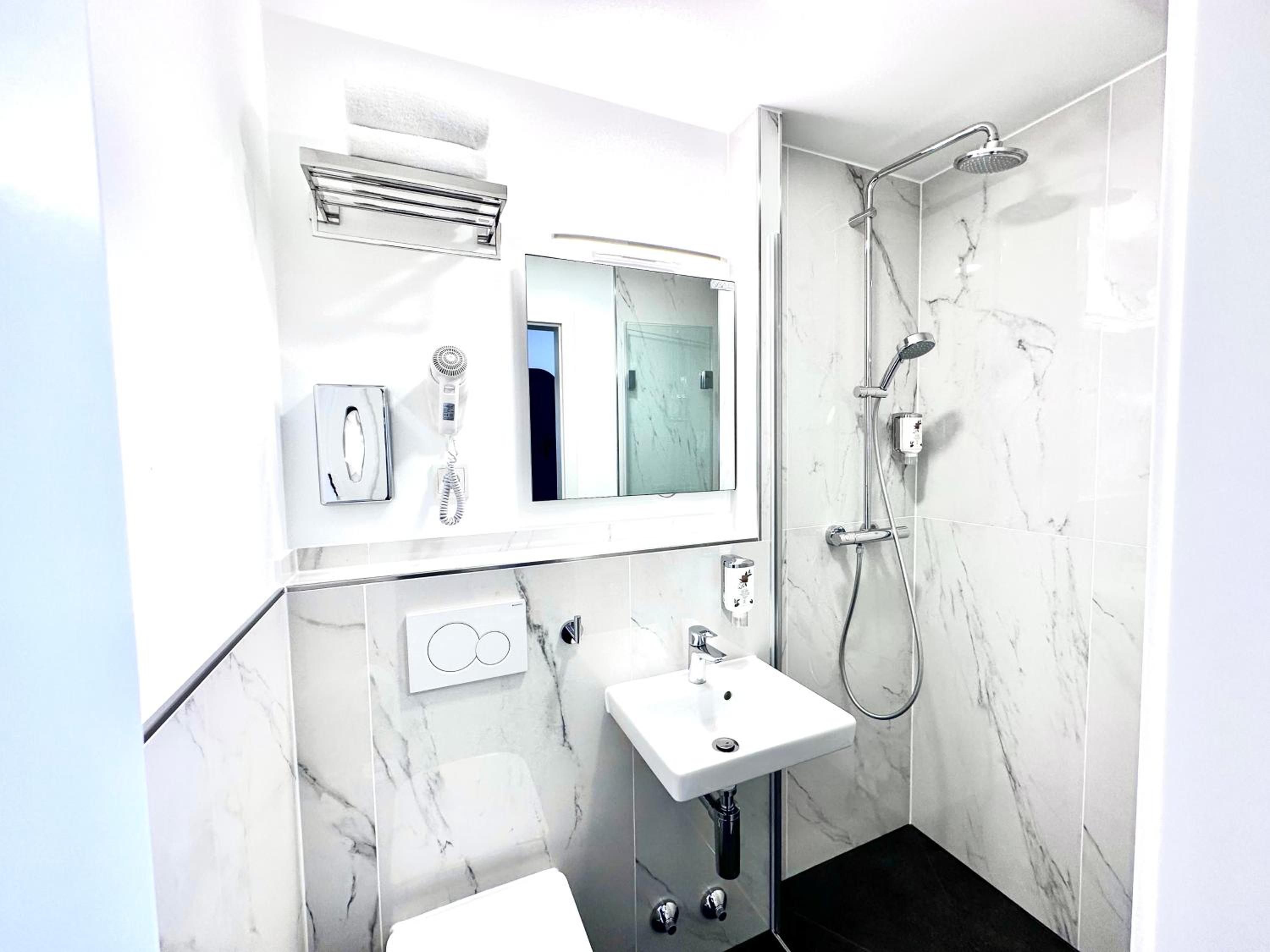 Large Double Room with River View - Photo 21