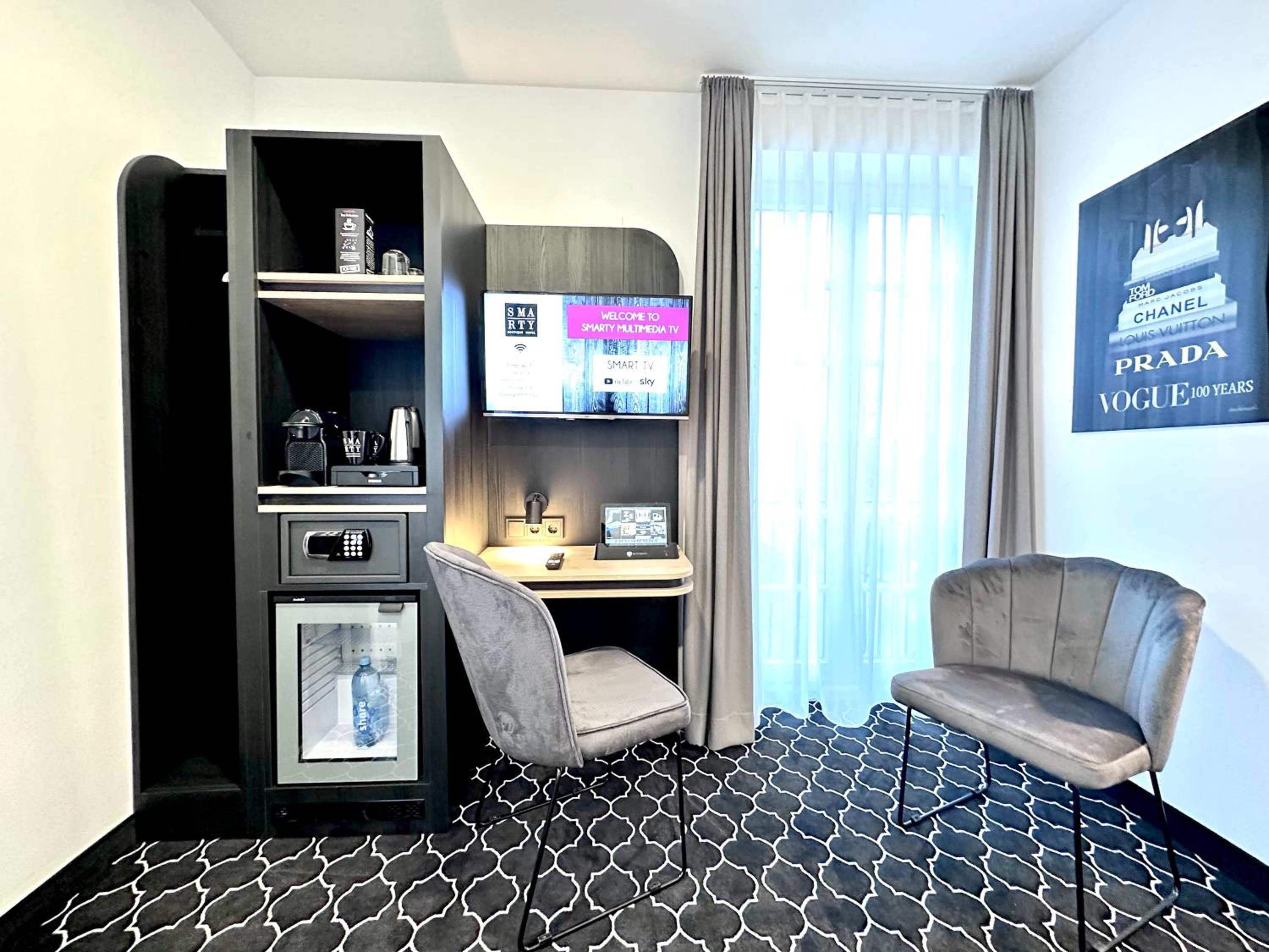 Large Double Room with River View - Photo 22