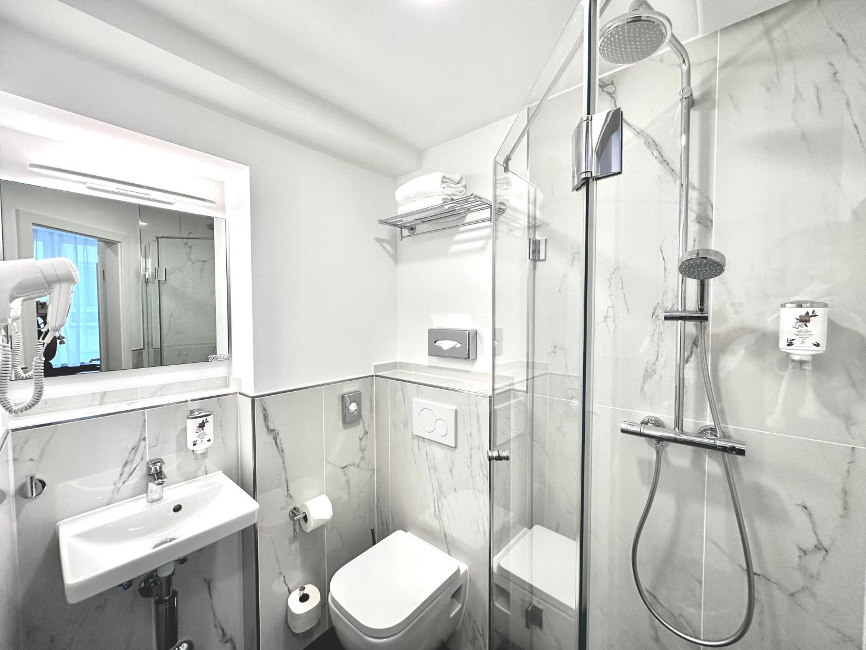 Large Double Room with River View - Photo 9