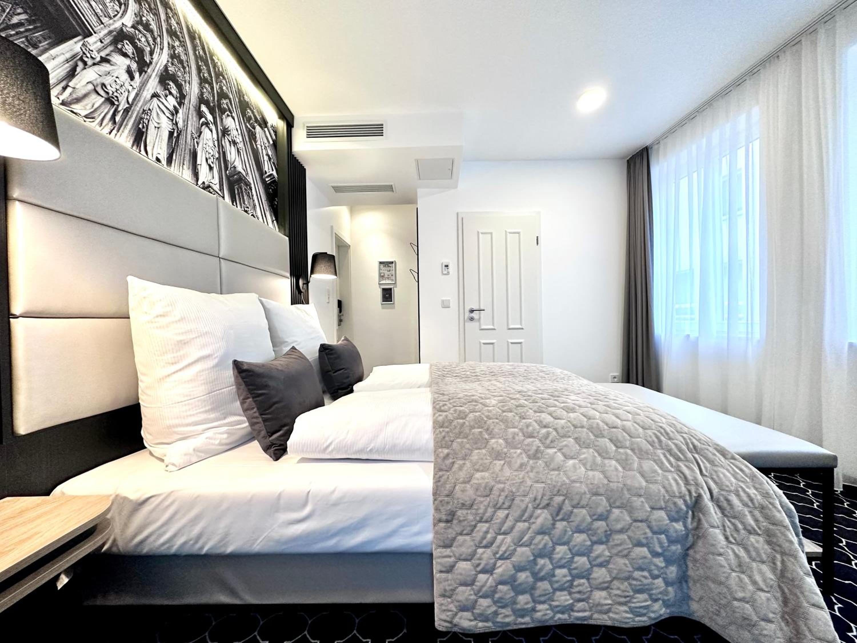 Large Double Room with River View - Photo 27