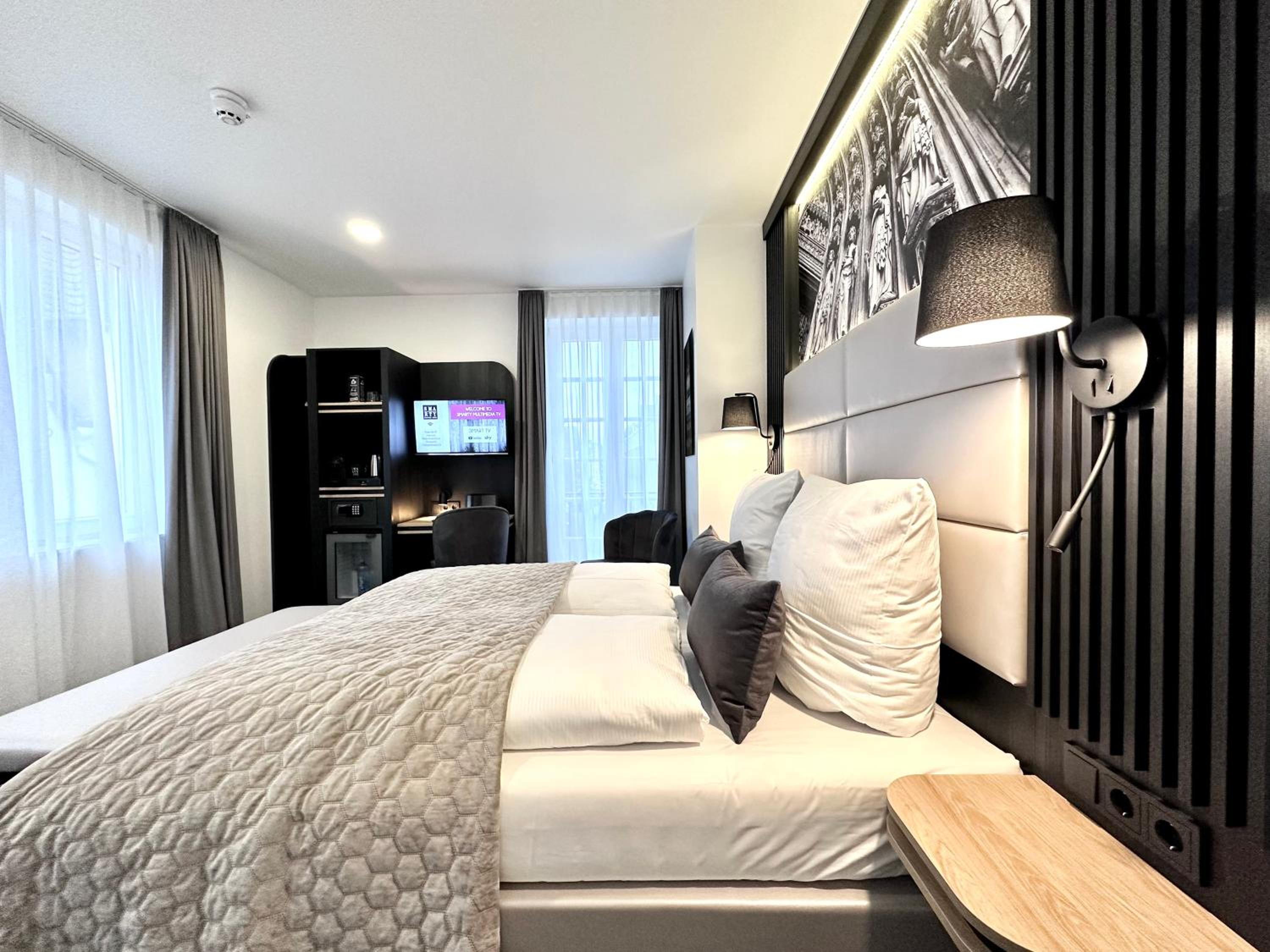 Large Double Room with River View - Photo 20