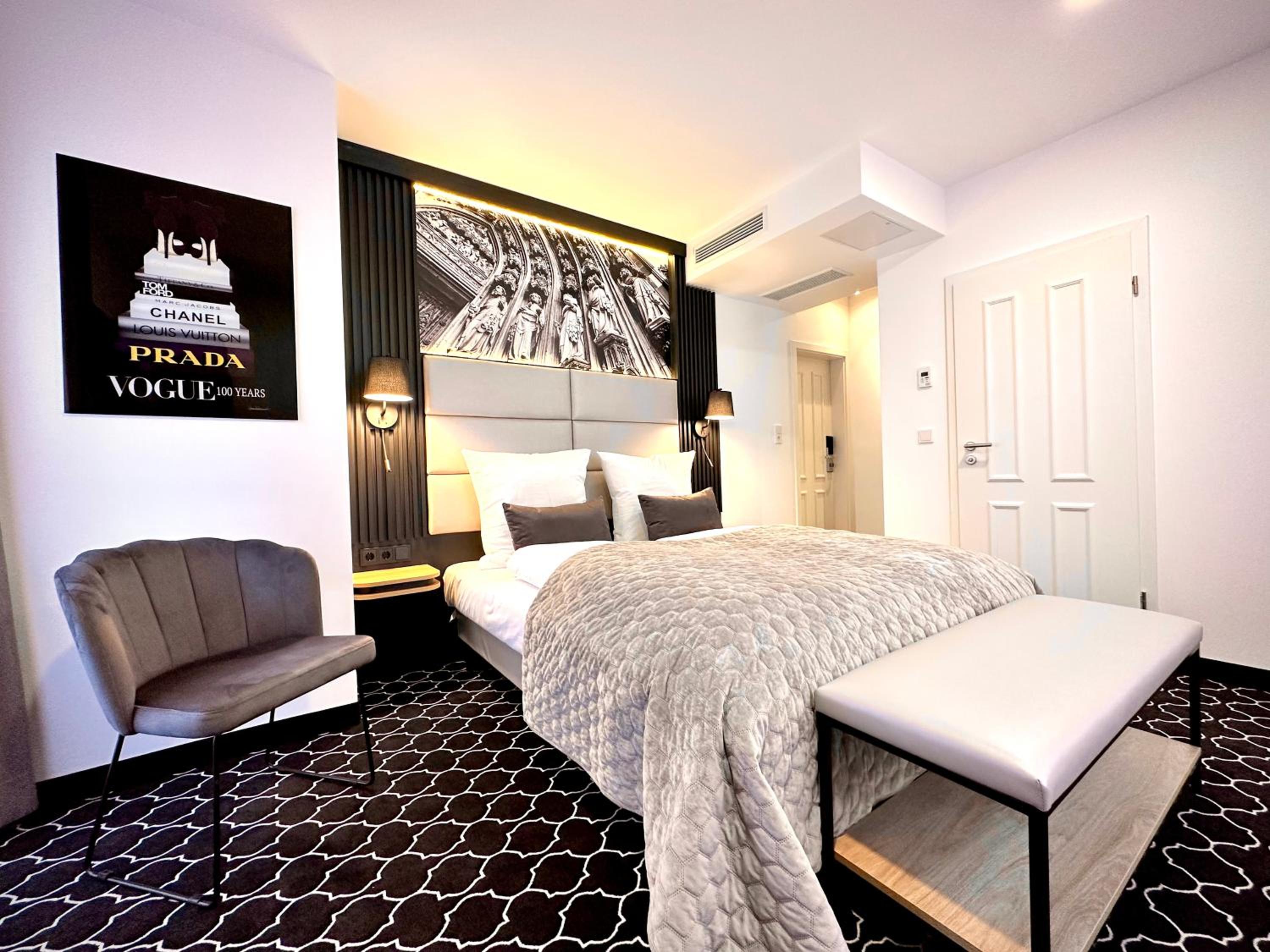 Large Double Room with River View - Photo 19