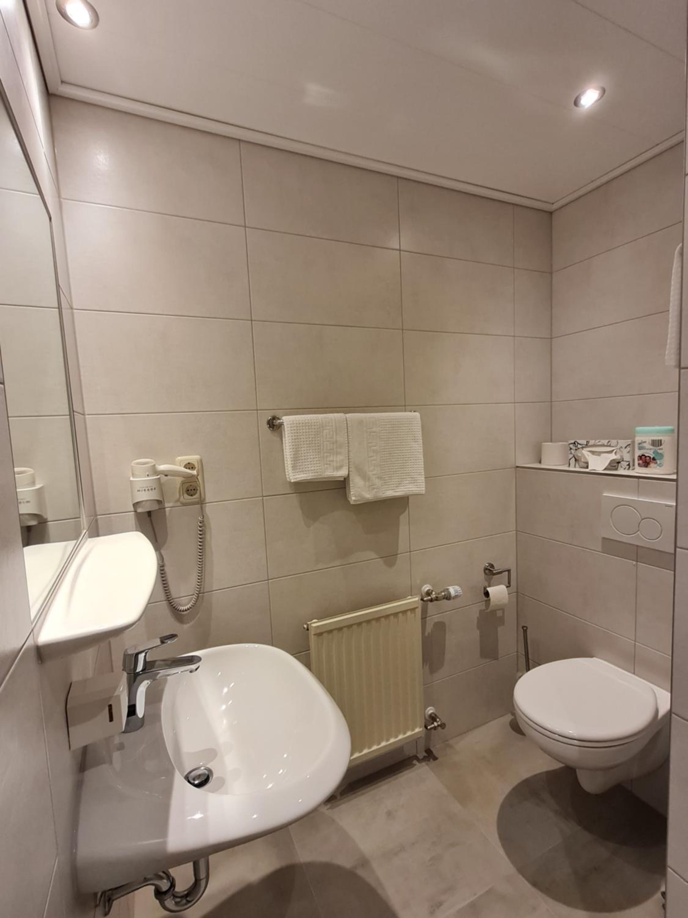 Double Room with Private External Bathroom - Photo 8