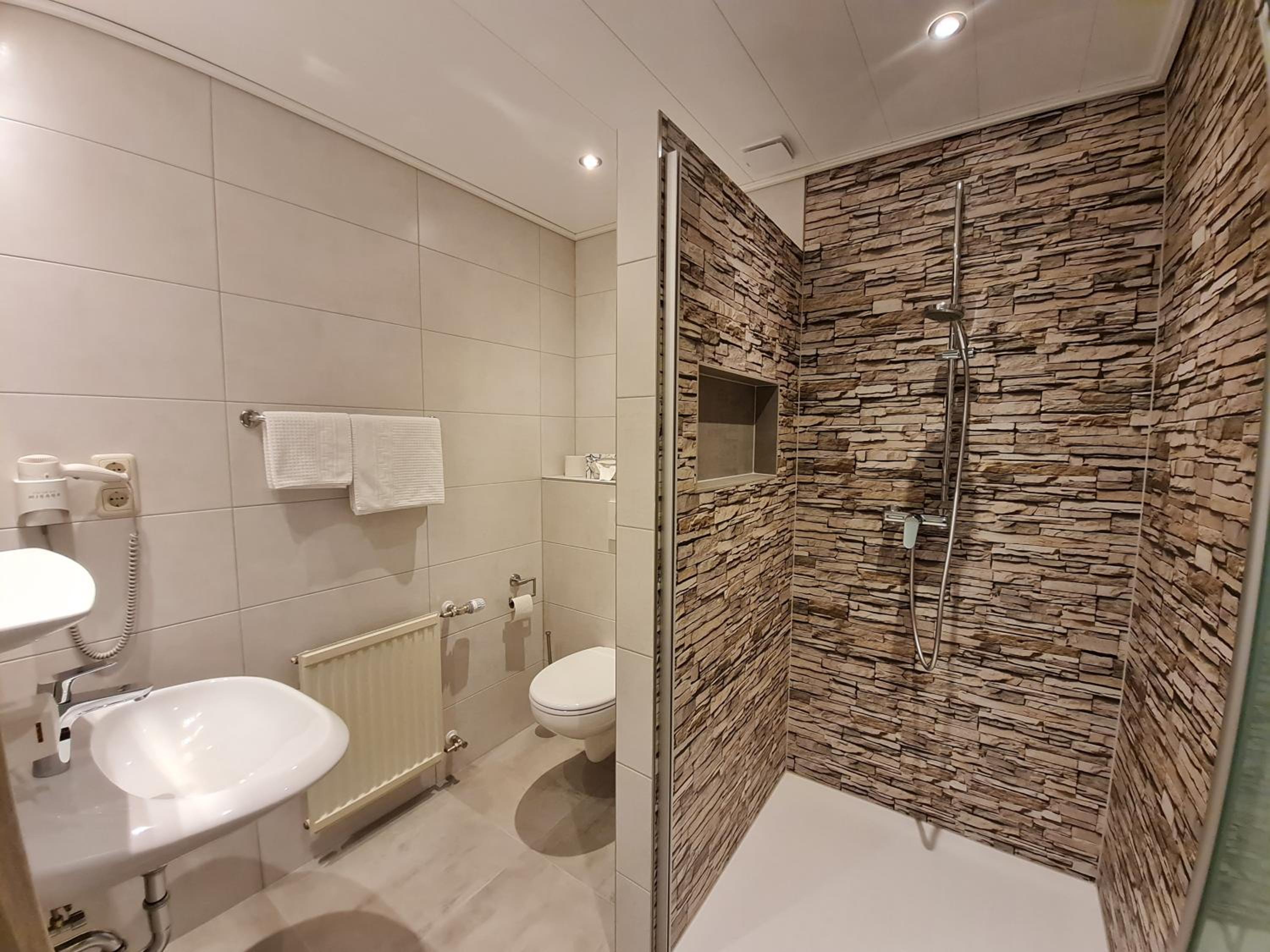 Double Room with Private External Bathroom - Photo 9