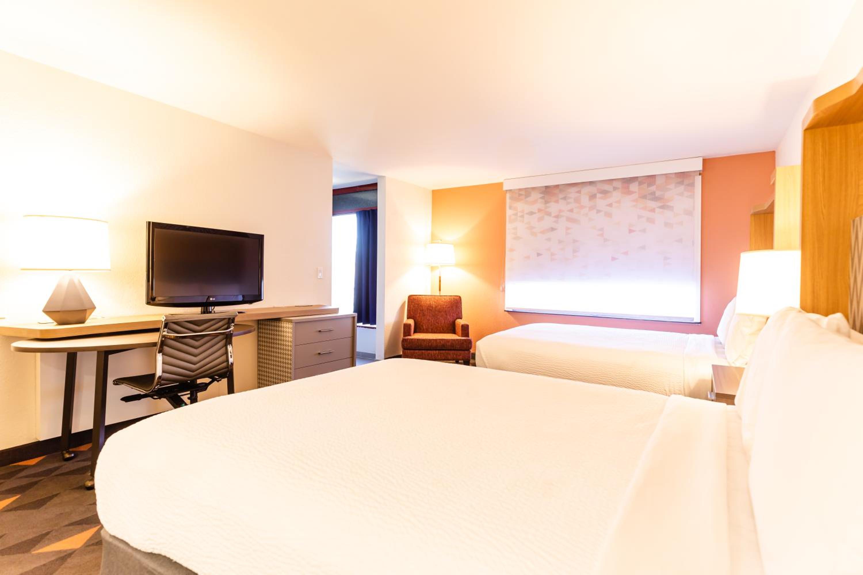Standard Room with Two Queen Beds - Photo 3